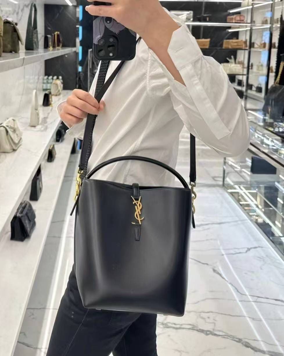 现货啦❗️ ys1 le37 手提水桶包中号🕋 喜欢背水桶包的姐妹不要错过这只 整个包身用的是光面的小牛皮 怎么背都不变形，质感持续保持 风格依旧是他们家简单又自带酷飒的设计 水桶包最好的一点就是容量巨大！ 没有tote那么大，却可以装下整个宇宙 🉑手提🉑斜挎，怎么搭都行～ 老规矩还是zp开发 这次的皮料拿到的可以说是相似度最高的一次！ 你们自己看对比图，像到我都分辨不出谁是谁 你们闭着眼睛冲，品质就交给我们哈！ 迷你：15x13x6cm 小号：20x17x13cm 中号：25×20×16cm742828m