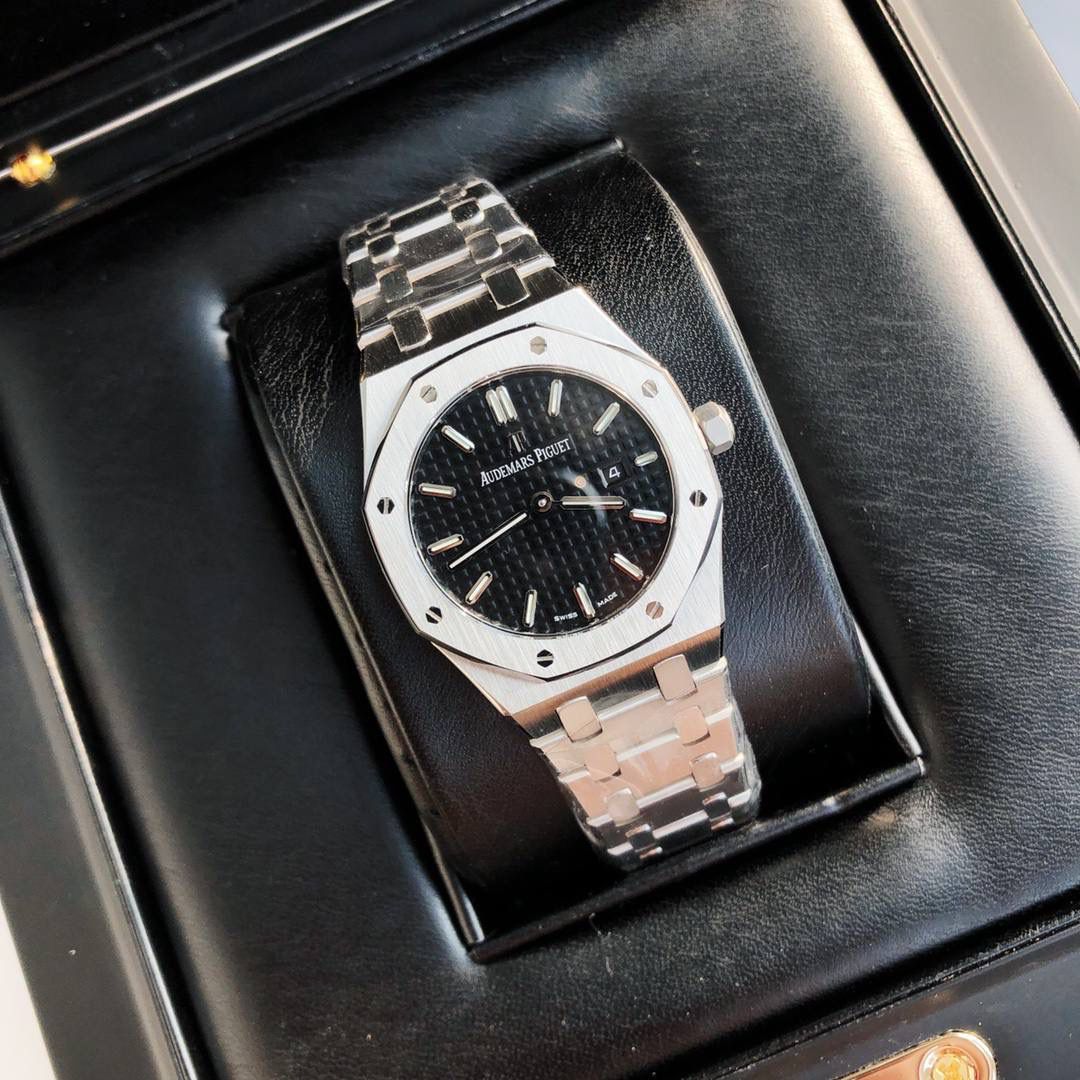 新年好礼！专柜很难买的AP女款到货啦！今天我们介绍的就是爱彼皇家橡树系列中的女士腕表。其官方型号为67650ST.OO.1261ST.01。爱彼皇家橡树系列独有的八角形外观还拥有爱彼独特的设计风格也将女士优雅风格融入其中，深受女士们的爱戴，即使只有33毫米的小尺寸，也将爱彼独有的纯净美感与刚毅线条展现的淋漓尽致。 搭载瑞士石英机芯、拥有实用的日历显示功能，女士们佩戴起来不会显得沉重 配专柜全套包装出售。这种货一般数量不是很多的。数量有限哦😎🚀🔥