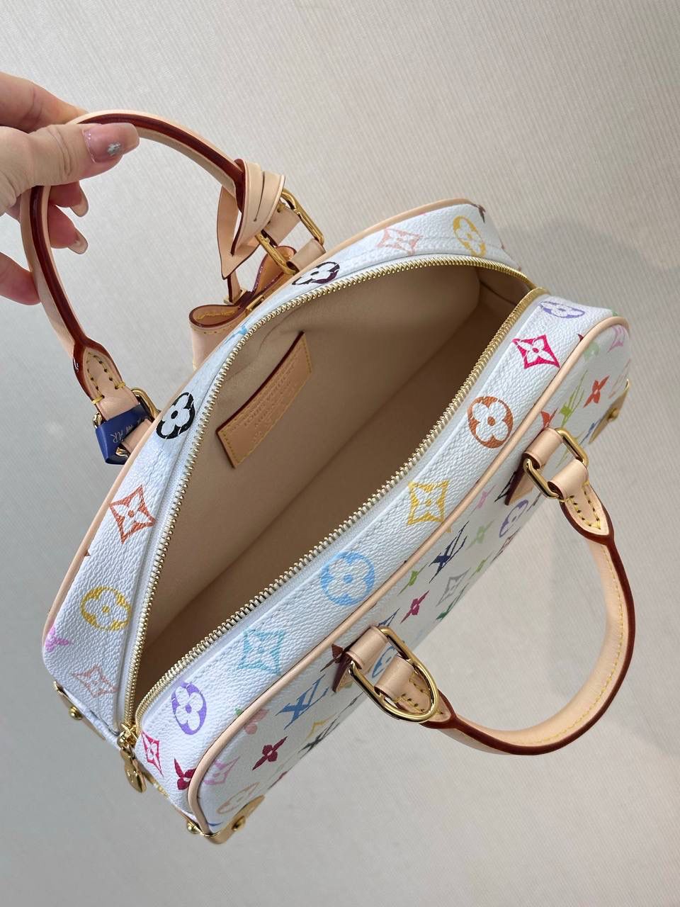 LV&村上隆 白三彩 保龄球包👜✨ 保龄球的热度不用多说吧，而且驴的保龄球是独树一帜，不是那种方方正正的，有弧度的设计更有feel～白三彩这波热度一定会持续下去，确实有那种一眼就想入的冲动，万千宠爱于一生，对于拥有了众多老花的你来说，白三彩一定要有一只～🌈🌼