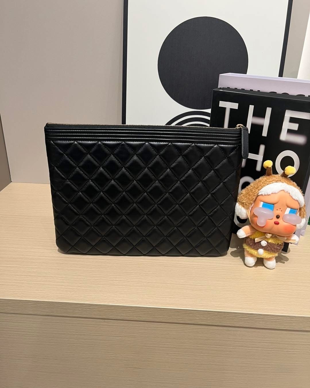 Chanel clutch bag 黑色羊皮 boy 金扣 100%Authentic,98%new ✅card✅防塵袋