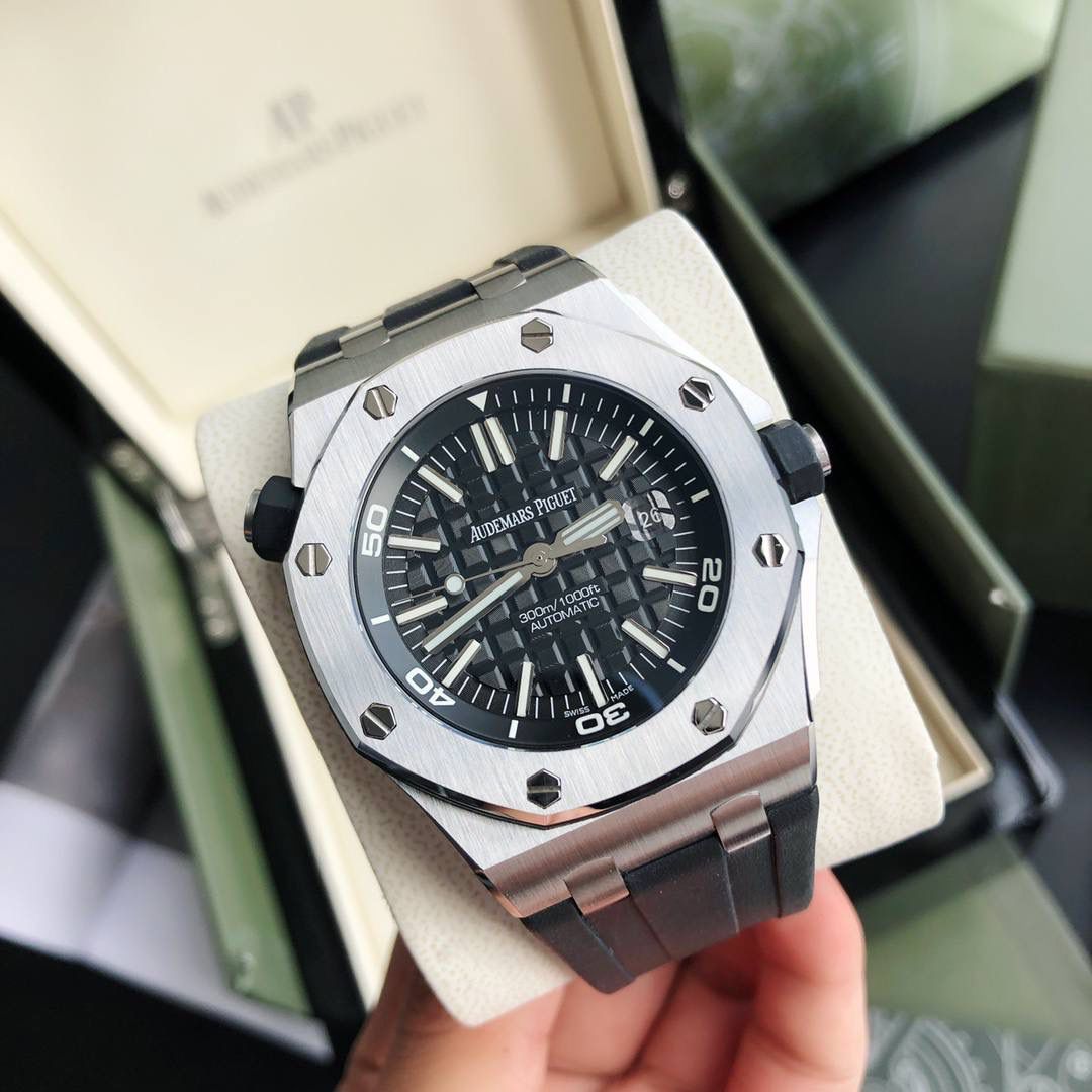 AP皇家橡树离岸型，型号15703，出自当代最伟大的钟表大师（没有之一）尊达之手，设计粗旷张扬，特殊的八角形舷窗表圈用8颗六角螺钉与表壳紧密结合，辨识度极高，且极具稳定性，内胆结构设计更使它具备不慎防磁和卓越的潜水性能，保护机芯的稳定性！十点钟方向的黑色表把可以调字面里的数字圈，潜水爱好者应该懂它的作用！300m防水，超强夜光！字面上的凸状格子有映射圈从内向外扩散，立体细腻的效果非市面上普通货所能比极！虽然此款表的配件通过我们的渠道有部分出自AP国内代工厂，可机芯部分，作为世界排名第二的腕表品牌，该品牌机芯全部自产且只在瑞士组装，全球的AP产品机芯售后问题也只能发回瑞士！因此我们用瑞士进口ETA-2836代替！该款机芯参数大家可自行百度，稳定性毋庸置疑‼️