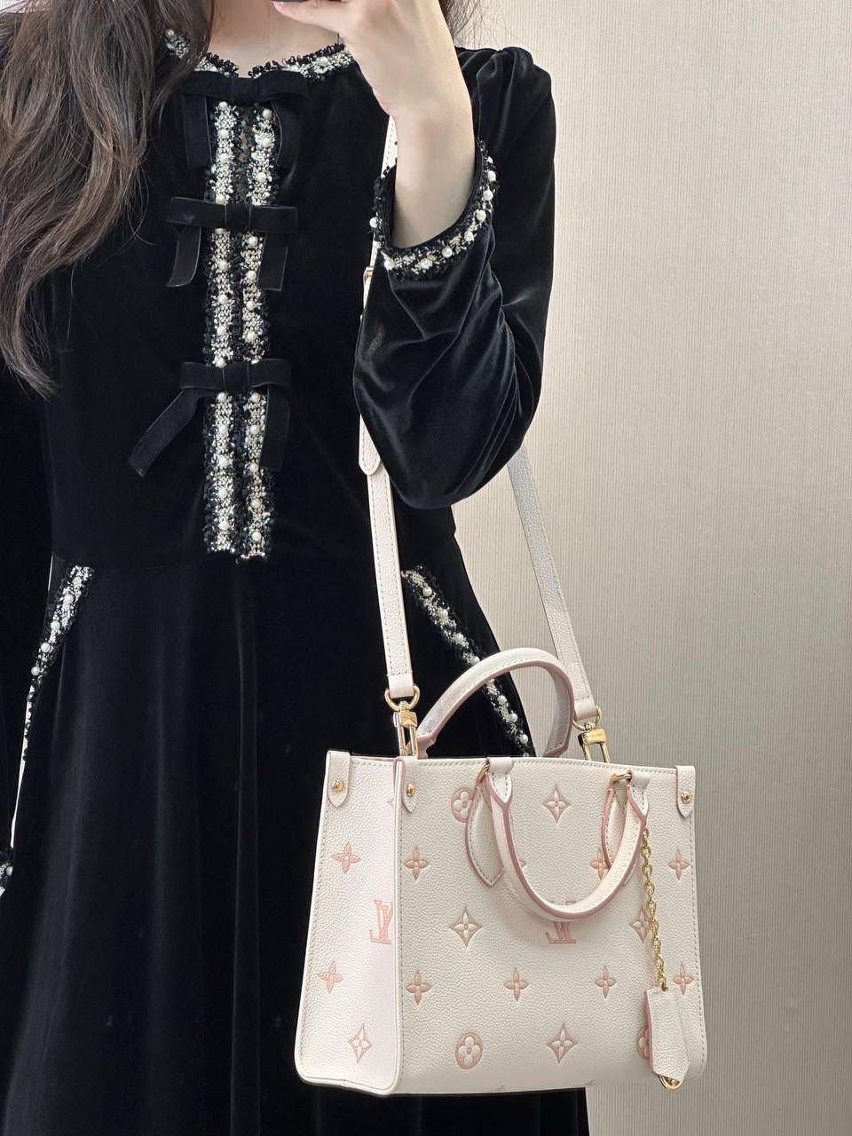 LV Onthego 新款新配色 👜✨ “奶油坚果包”来啦 💕 当经典 Monogram 遇上马卡龙色系，这款真的会让女生直接心动尖叫 😍柔柔的雾乳色，配淡金色五金，看起来就像阳光下的杏仁蛋糕，甜而不腻 🍰包身是压纹粒面牛皮，摸起来软硬刚好，有油润光泽感～细节看得到天然毛孔， 原厂皮质感真的很加分 ✨ 容量也很可以， 虽然不是大号，但日常出门完全够用 👍 📏 尺寸：25 × 11.5 × 19 cm