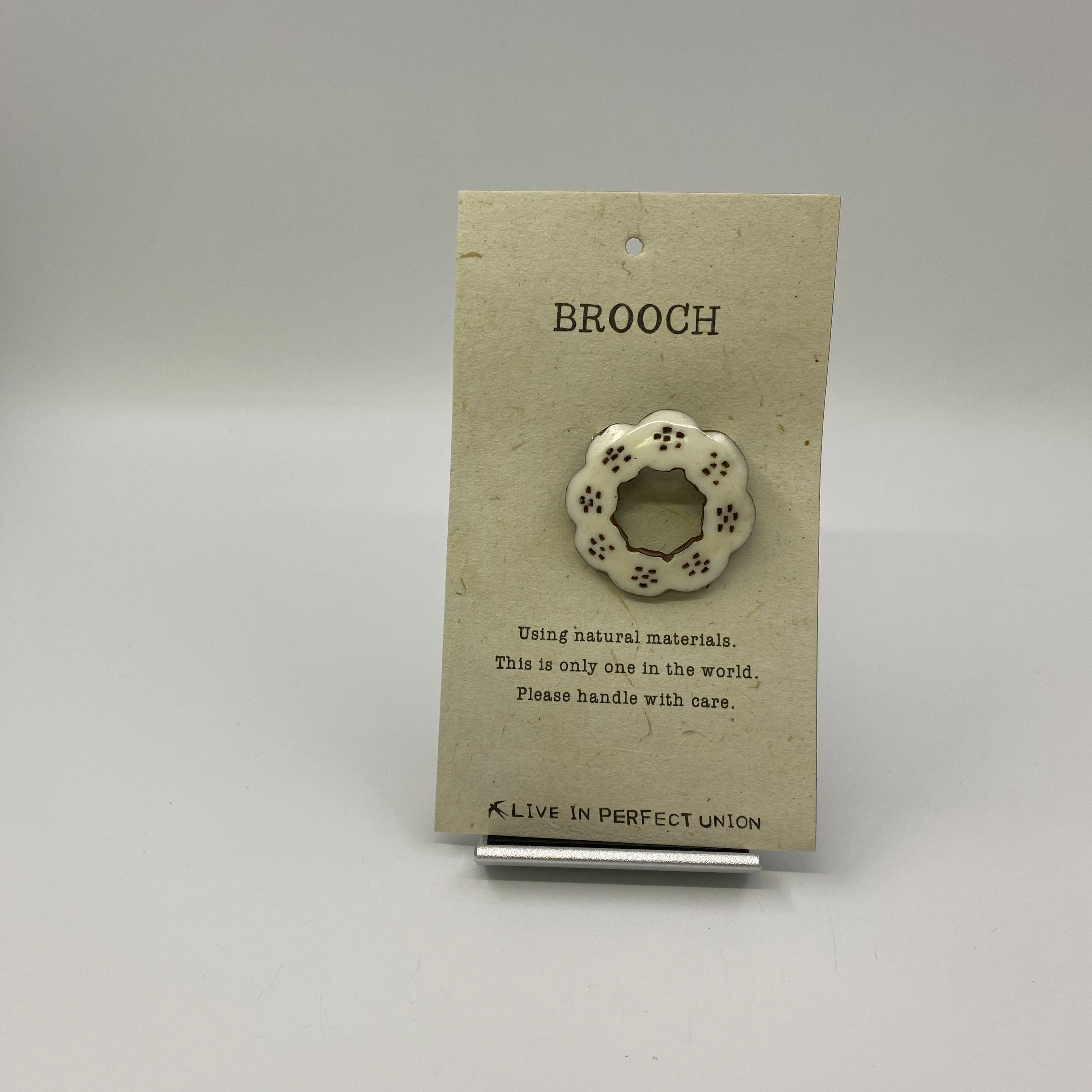 小花朵胸針(象牙白）