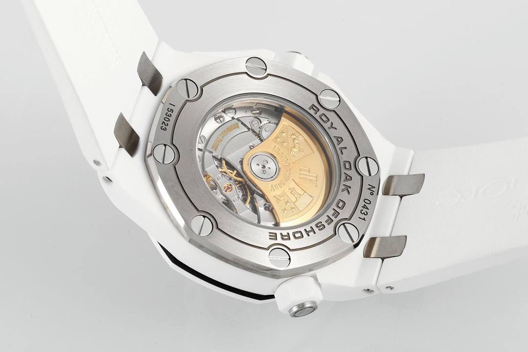 🚀全新开创陶瓷艺术，打造极致的黑白潜水运动风腕表 爱彼皇家橡树离岸型系列15707系列💯 【表壳】42MM黑白陶瓷高温高压烧制，拥有强劲有力的线条和时尚的颜色，令人耳目一新。陶瓷表面经过拉丝处理，使得外观更加的硬朗和华丽，并延续了皇家橡树离岸型一贯的防水性能，确保了潜水运动中的可靠性。潜水计时显示为表盘内的二层表圈，由10点位的把头来控制，3点位的把头控制上链及调校时间，两个都是旋入式结构。 【表盘】饰以品牌传统的“Méga Tapisserie”超大型格纹，并搭配夜光填充萤光指针，内旋式计时圈的12点钟至3点钟也同样饰以橙色和蓝色显示区。这让腕表既易读读时又显得更加时尚富有活力。 【机芯】ZF厂自产的Calibre 3120自动上链机芯，机芯直径为26.6毫米，厚度仅为4.26毫米。机芯共有280个零件，能够保证足够的动力储备。 【表带】表带选择贴合手腕的橡胶材质，搭配钛合金针扣，佩戴时手腕倍感轻盈，没有负担感，便于手腕灵活运动。