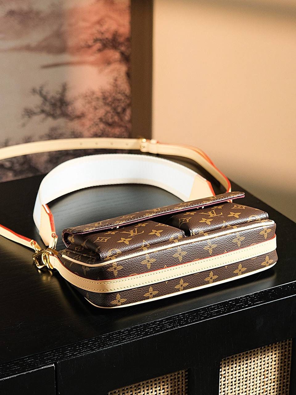 𝐕𝐈𝐕𝐀𝐂𝐈𝐓𝐄 中古骆驼包系列🎀 坐拥中古圈“断货王”之位 依旧是经典老花搭配着双肩带之作，一包多用法！🤟🏻 中古𝑽𝒊𝒗𝒂𝒄𝒊𝒕𝒆心心念念的美～ 复古优雅的设计，将精致融入到每一处细节，色调深邃透露着满满高级的质感。 俗称“万能包”又酷又飒又洋气，大胆入！😍🔥 材质：电镀纯钢五金 皮料材质：法国原厂皮面料 尺寸详情：𝟐𝟓*𝟏𝟓*𝟖 cm