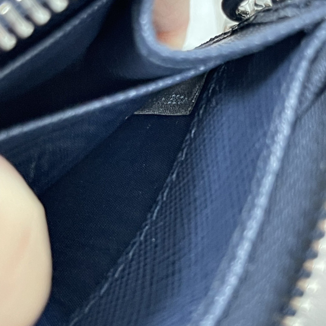 PRADA Saffiano 皮革鑰匙扣掛飾/散紙包 連專櫃禮盒