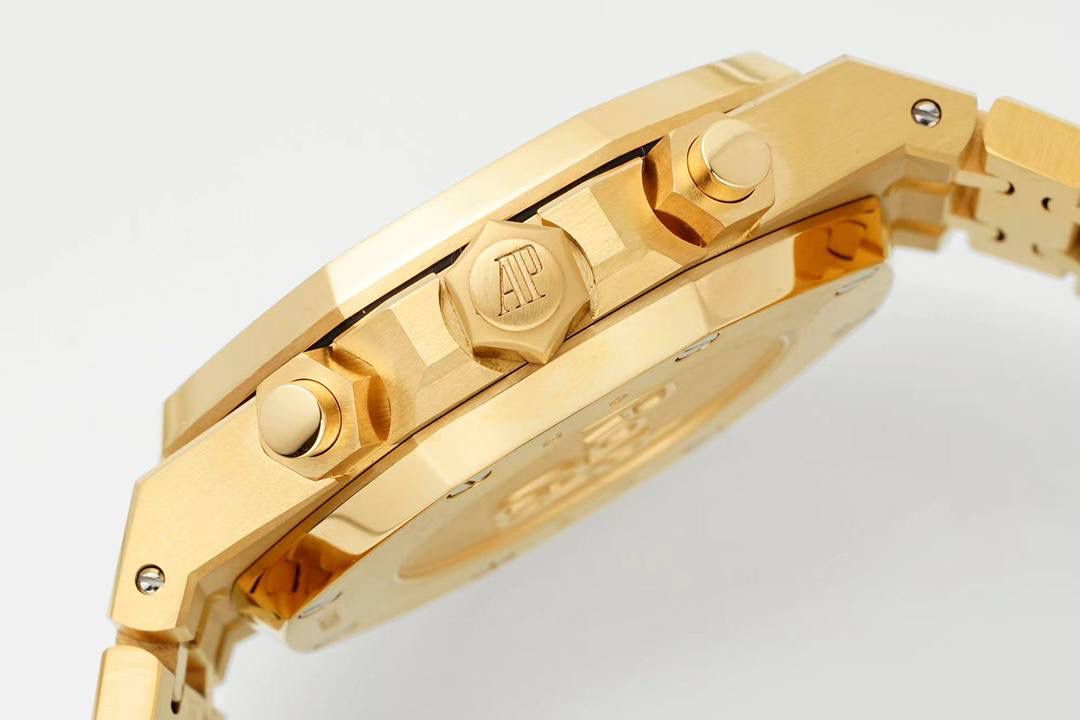 🚀新品来袭——爱彼26331OR皇家橡树多功能计时机械腕表41MM！💯 特点：表壳结构跟足原装正品，装配方式原装一致，使厚度比以往的更薄！ 旋入式表冠，按入式的计时按钮跟原装一致，才不会一眼假！(区别于市场计时和复位键都是旋钮后才可以按入) 1⃣️【机芯】7750改原装机芯 6字位小秒 功能与原装一致！ 2⃣️【表镜】镜面和正品一样采用的是蓝宝石玻璃镜面，和正品放在同一下角度对比，保持一样的通透明亮度，一致的防炫光效果！3⃣️【表壳】表壳精钢材质，采用原装数据开模，顶级打磨，不管是纹路还是质感都接近原装，通过拉丝和部分抛光打磨处理之后，忽明忽暗展现出精致而硬气的独特气质！ 4⃣️【头粒】最人性化的可松动头粒缓冲，确保更贴合手腕，佩戴更舒适。 5⃣️【表盘】还原正品表盘的细腻精致，立体工整的盘面“饼干纹理”和原装一模一样，经典的大网格凸显爱彼的特点，采用进口超强夜光！表盘细节做工秒杀市面其他！ 可搭配橡胶带和皮带，满足你更多需求！