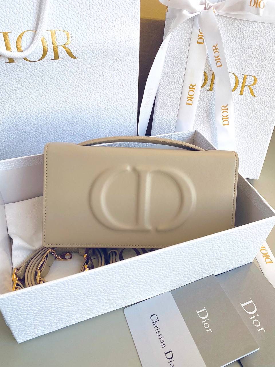 🈶全皮米色 𝗗𝗜𝗢𝗥 𝗦𝗶𝗴𝗻𝗮𝘁𝘂𝗿𝗲 链条手袋 全新系列一出直接萌翻天，很难不火 通常在金属包扣或链条装饰的CD字母 这次当了回主角，直接放大像极了猪鼻子 压印浮雕质感和字母的立体弧度，好高级 成了包身上一眼就能看到的重点元素 女生风格多面，包包更是如此 当一只小可爱不仅可以斜挎单肩 还能拎着当手拿包，搭配丝巾腋下背 基本就已经被拿捏住了！！ 翻盖开合像个小盒子，日常通勤容量OK 21×11×5cm，#8133m