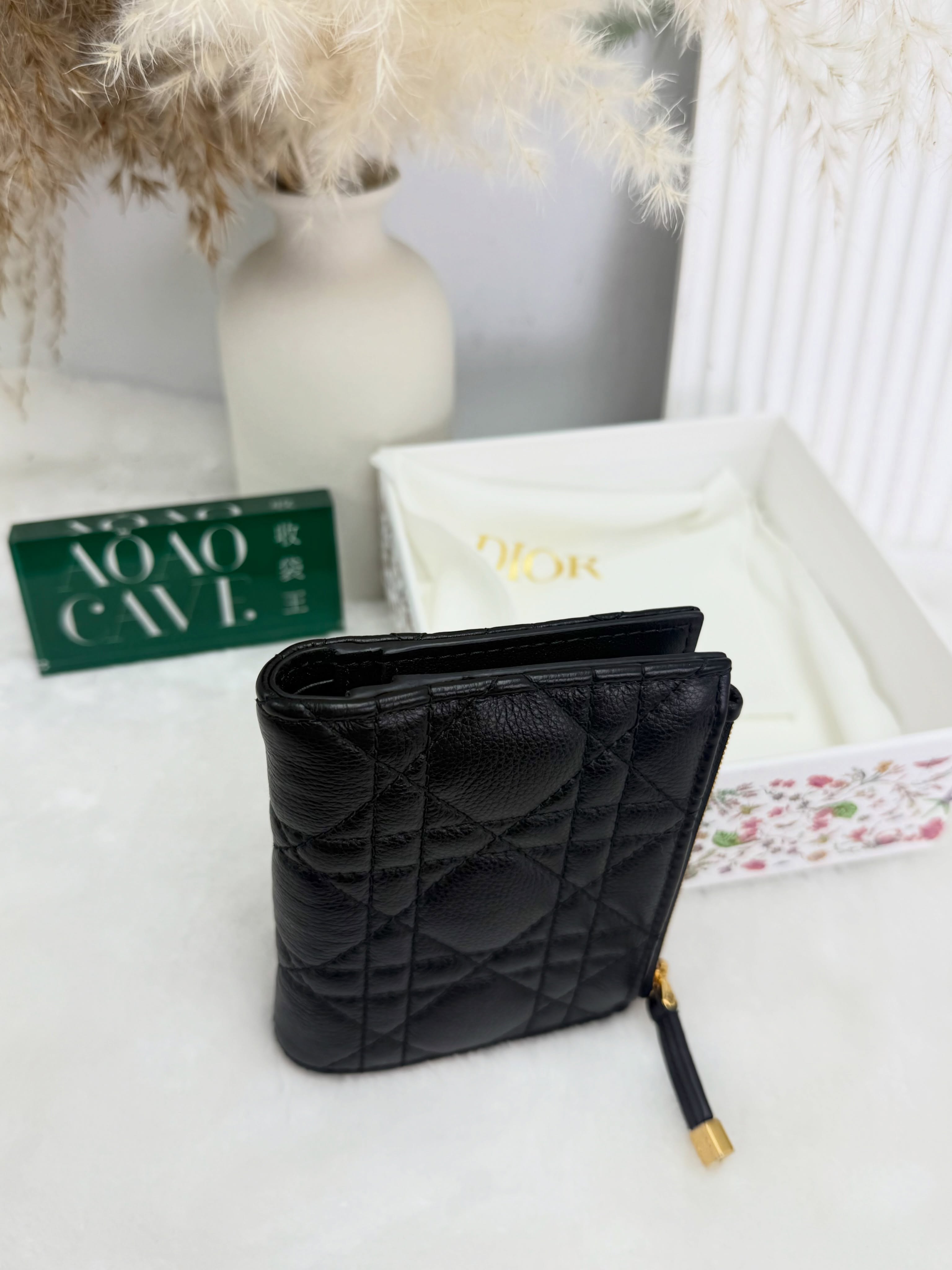 Dior💥閑置品✨黑色Caro Dahlia  藤格紋小牛皮 短銀包 有盒有塵袋🖤 