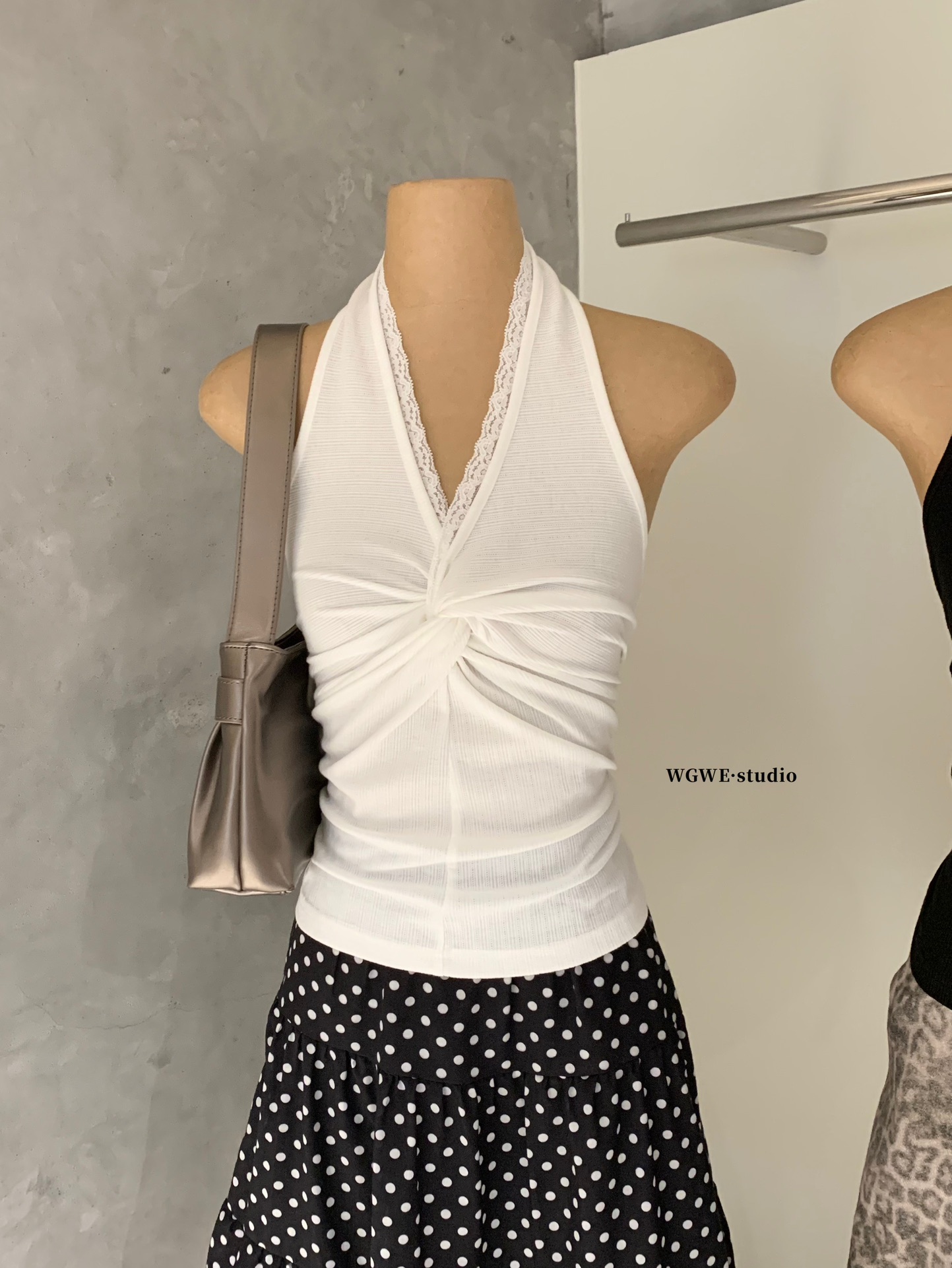 4604“ French Lace Halter Top”法式蕾丝扭结挂脖