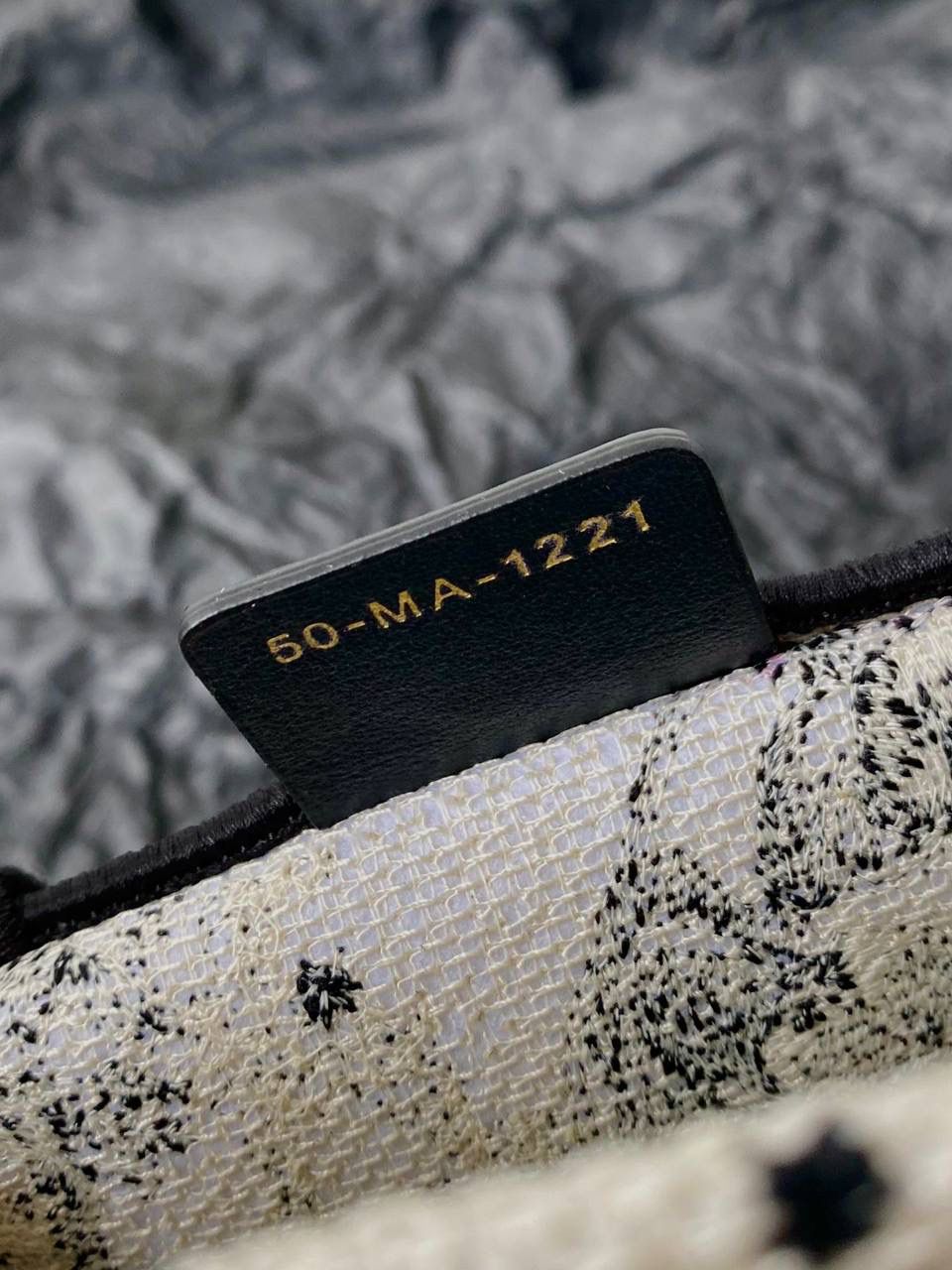 🈶限量星座，小号 𝗗𝗜𝗢𝗥 𝗕𝗼𝗼𝗸 𝘁𝗼𝘁𝗲 购物袋 比mini号大些，比原来的小号小一点‼️ 全手工立体刺绣 凹凸有致 浓厚的复古艺术气息简直是行走的艺术品 超大容量更是吹爆它 🤩🔥 特别适合想把整个家带出门的姑娘 妈咪袋 公文包 旅行出游好帮手 时髦精凹造型必须拥有🤟🏻😎 size:26.5×21×14cm