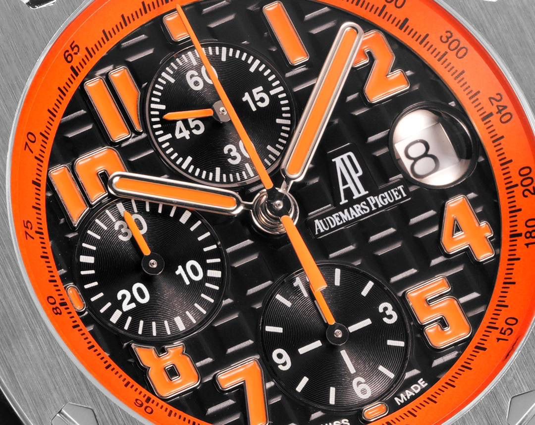 🚀皇家橡树离岸型26400/26238/26470系列正式登场！款式最全，做工最好的爱彼计时款腕表来了，有做工好的顶级货😍💯廉价的小厂货就别去考虑了！ 1，机芯采用12位小秒的定制版3126计时机芯，完美还原原版所有功能。经过精密打磨，大大加强了其稳定性。 2，其中碳纤维系列表壳采用全新碳纤维复合材料——「Carbon TPT® B.4」打造，这种高科技材料比常规 Carbon TPT® 密度提高4%，纤维硬度提升15%，树脂强度提升30%，材料结构经过各项异性优化，保持轻盈同时无比坚韧，提供迄今最强的抗冲击性能。 3，字面颜色均采用目前最先进电镀技术，非几年前的简单喷漆技术。每一个巧克力格纹装饰，通过CNC级别打磨，无限接近原版。 4，同步原版搭载微微活动头粒，胶带采用进口氟橡胶材质，皮带采用美洲鳄鱼皮材质，更加耐磨耐造。