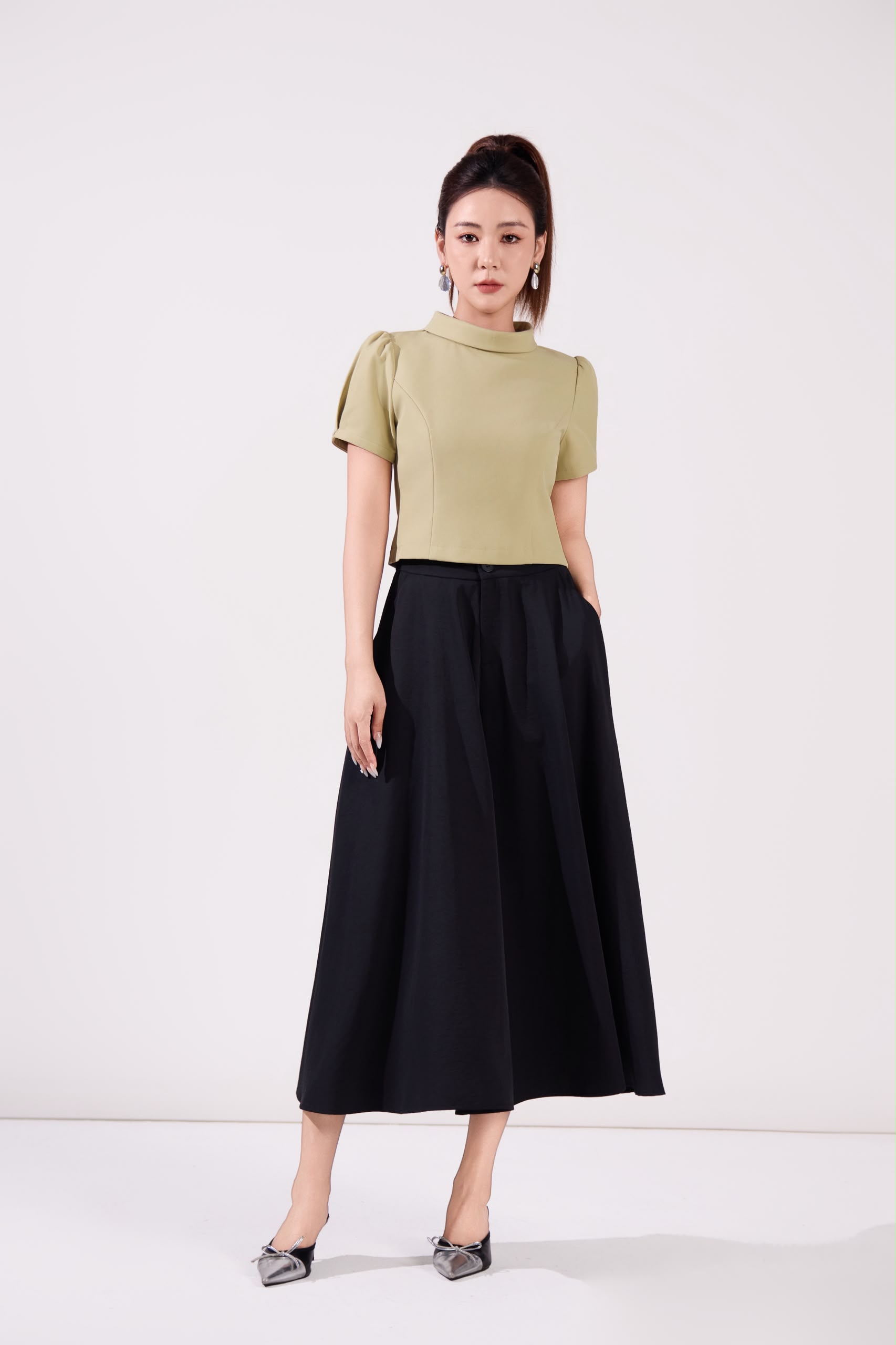 10141375 Elegant Mock Neck Puff Sleeve Top