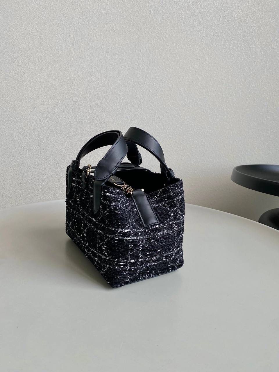 🈶粗花呢小号 𝗗𝗜𝗢𝗥 𝗧𝗼𝘂𝗷𝗼𝘂𝗿𝘀手袋，新材质 工序繁琐多股线绣黑白粗花呢藤格纹理 带着十分的诚意开发的这系列 那种低调高贵气质就很抓人，喜欢死了 我个人觉得比小香的花呢更年轻化 比想象中多了酷飒感且慵懒调调 解开卡扣从方包变成托特大包，真绝了 内置还配有小皮袋，可拆卸单独使用 重点手腕处是能调节长度，可腋下可手拎 请焊在我手上！带你大杀四方的一只 23×15×15cm，#m1292m