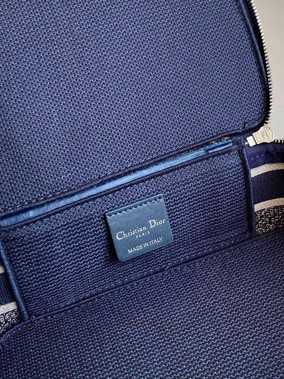 🈶化妆包，小号 𝗗𝗶𝗼𝗿 𝗢𝗯𝗹𝗶𝗾𝘂𝗲化妆包/洗漱包 每个女孩子都需要拥有的超级能装化妆包！经典的老花帆布刺绣颜值超高 ，容量巨大到瓶瓶罐罐都没问题！边惊讶边感叹这也忒能装了！旅行在外一包搞定！便捷式手提设计日常还可手拎凹造型不要太酷了！ 22.5×16×8.9cm #M913m