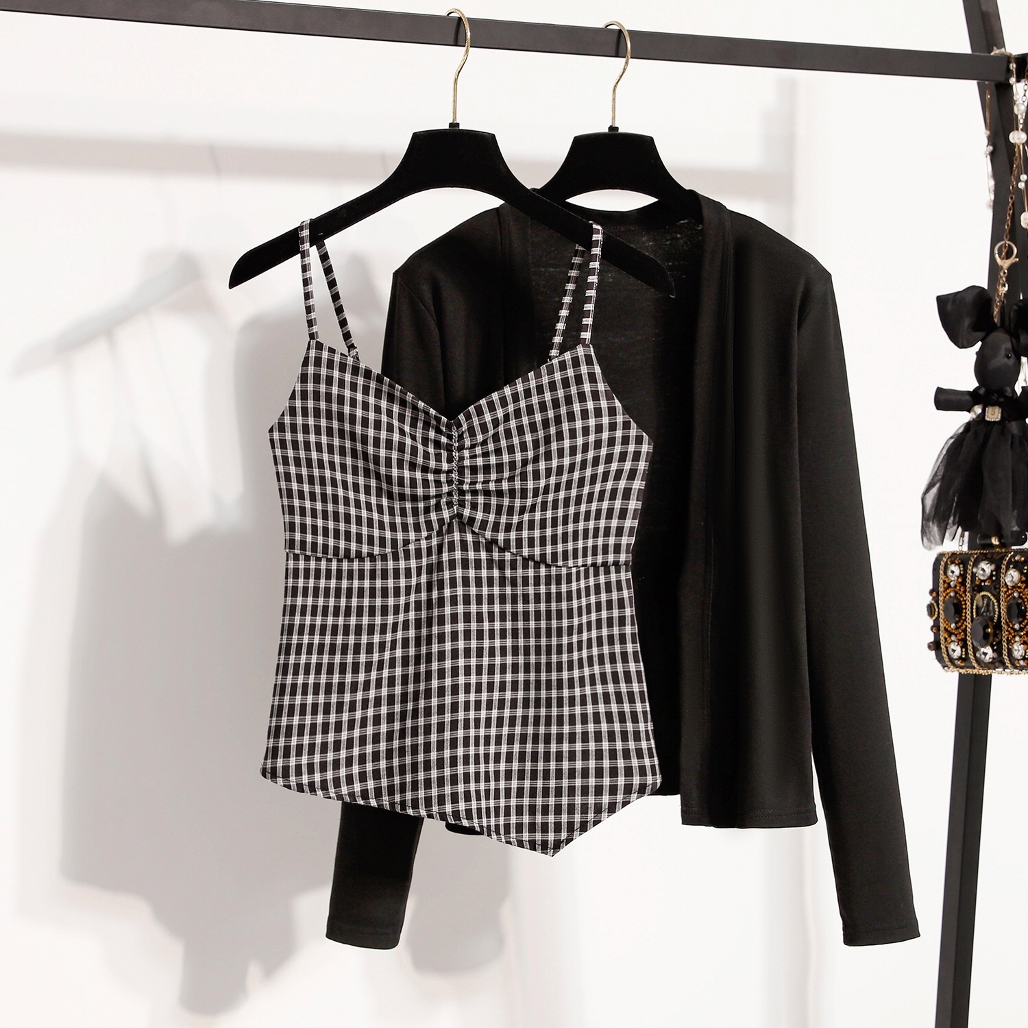 B71(8038+8037) 韩版气质格纹前部褶皱吊带内搭与开衫黑咖两件套上衣 