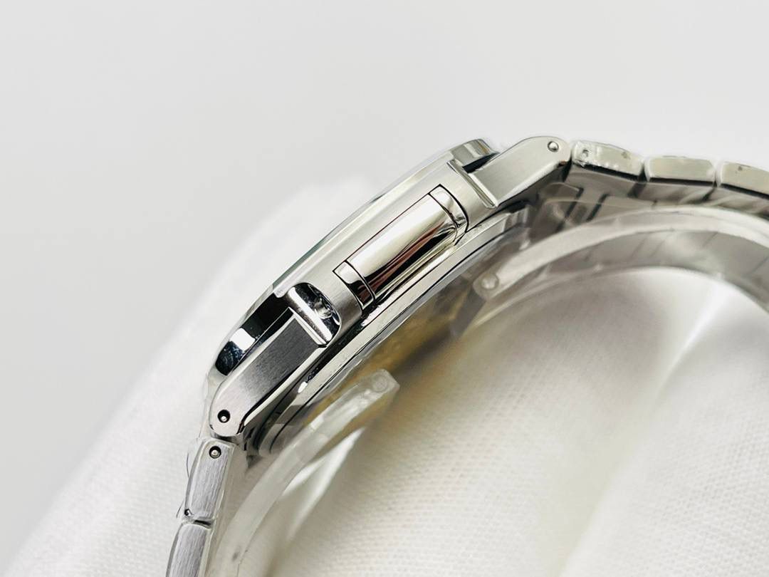 百达翡丽鹦鹉螺女款腕表PP7118强势来袭！ “324”机芯最高版本““到货”” 唯一媲美正品的副本！ 正品完美互换真正Cal.324C一体29钻机芯！ 全新订制版百达翡丽专Cal.324SC自动上链机芯。史无前例厚度和正品一致完全实现。整机根据真正的Cal.324SC机芯设计-1:1尊重原厂设计，傲视市面上一切副本百达翡丽。 机芯尺寸“27.0mm”厚度“3.3mm”动力存储“45小时”数据正品一致！ 腕表尺寸34MM，厚度8.3MM，全网最薄！ “没人能拥有百达翡丽，只不过为下一代保管而已。”