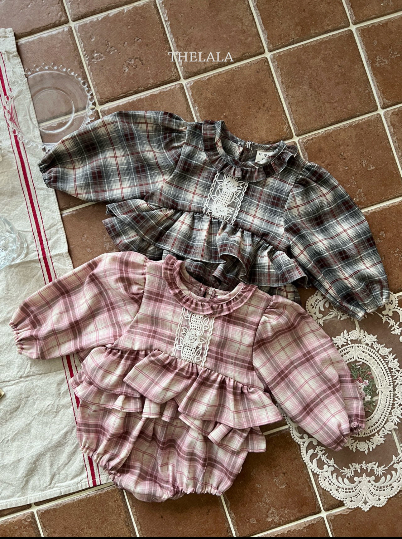 🌸預訂 韓國直送🌸🇰🇷THELALA兩色蕾絲層疊荷葉邊格紋長袖包屁衣