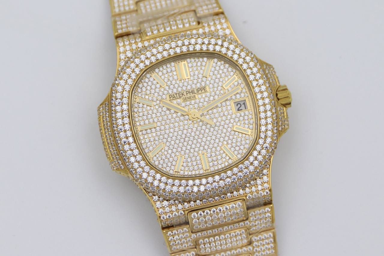 百达翡丽鹦鹉螺满天星V3版。少量到货！！！独家还原正品后镶钻。 全新修正V2版不足的四大细节： 1.表盘上12个条形刻度，根据原装5711字钉开模，效果保持了跟原装一致的黑油条形夜光刻度。 2.全新定制原版324机芯，V3版本机芯摆轮位置与原装一致，CNC数控技术打造机芯夹板，深度洗花和刻字，效果保持了原装应有的细节，机芯结构还原度极高。 3.表带升级还原正品后镶钻侧面表带镶石工艺：挑战难度极高百达翡丽鹦鹉螺侧边镶钻表带R8制表师历练数年多次，尝试过无数种加工工艺，即使再难也有破釜沉舟的心态，如今终于大功告成，还原正品后镶钻效果，是目前唯一可以做到表带侧边镶钻工艺。 4.指针升级：秒针中心点升级为针轴秒针。 （让你体验最奢华百达翡丽鹦鹉螺）