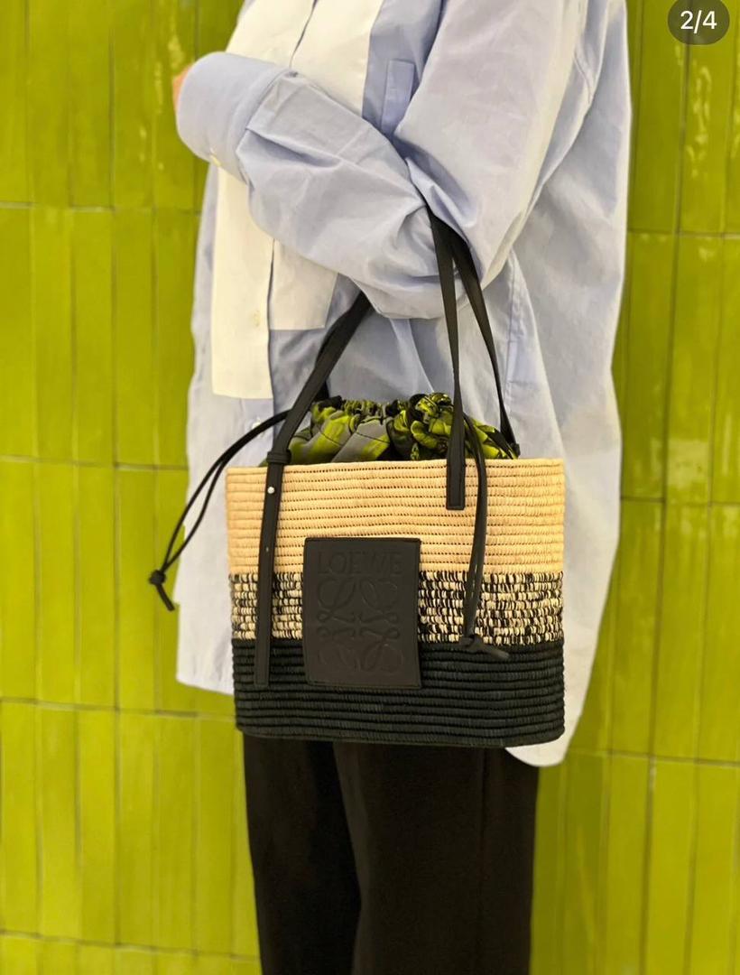 𝗟𝗼𝗲𝘄𝗲 𝗕𝗮𝘀𝗸𝗲𝘁手袋 面料：进口棕榈纤维/牛皮 编码：182006 颜色：渐变黑/白 尺寸：28*20*10cm （下单须知：‼️由于天然纤维材料特别，带毛刺，日照时间长短不同，颜色会略有变化，纯手工制作，每个包的尺寸也会所不同‼️） 这款菜篮子做工比之前愈加细腻，背上不会显得笨拙,反而衬得小巧精致、时尚清新,草编与小牛皮的搭配,更显随性自然。 🏷️小Tips：防尘袋可放内里做内胆收纳包使用哦