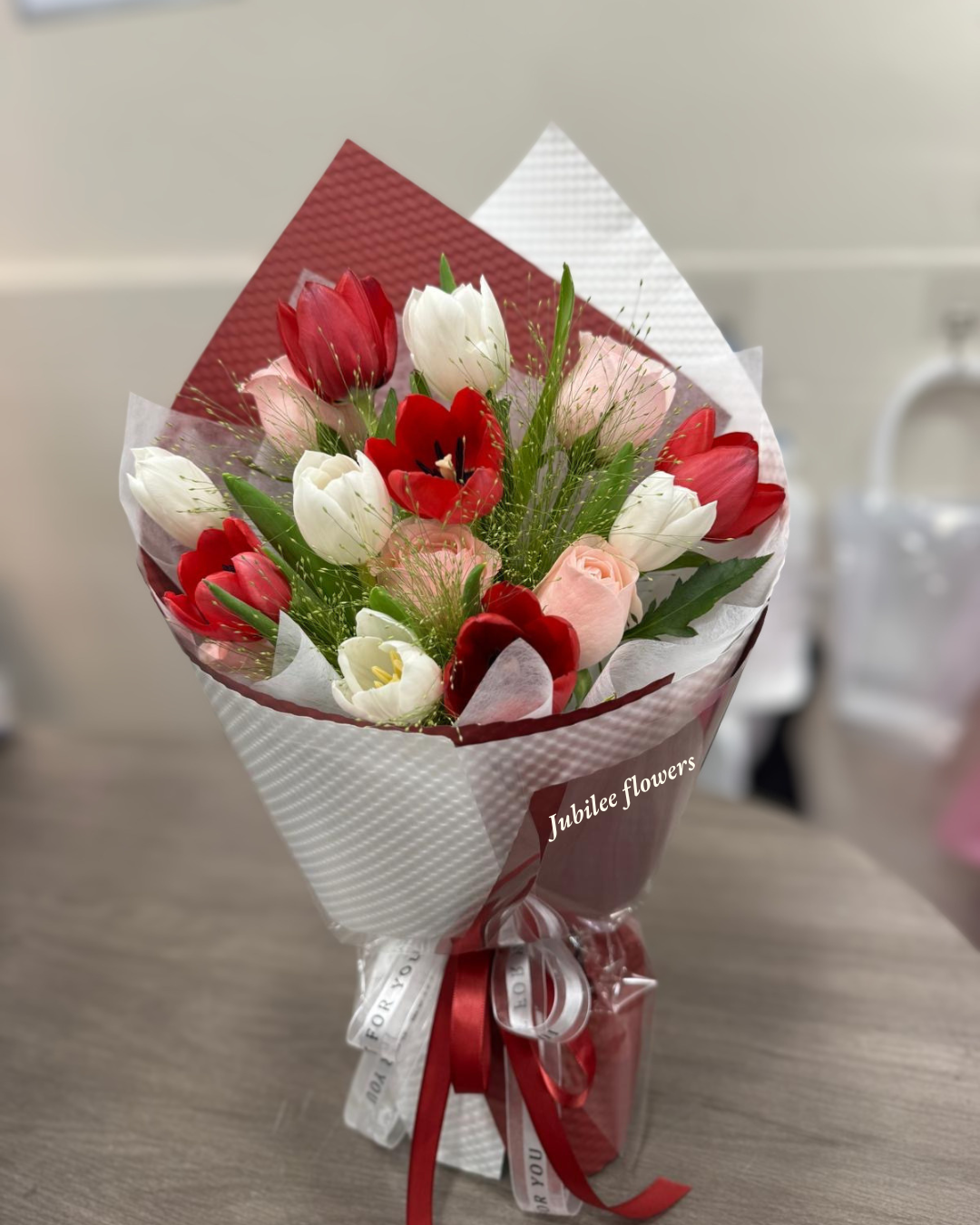 紅白色鬱金香花束