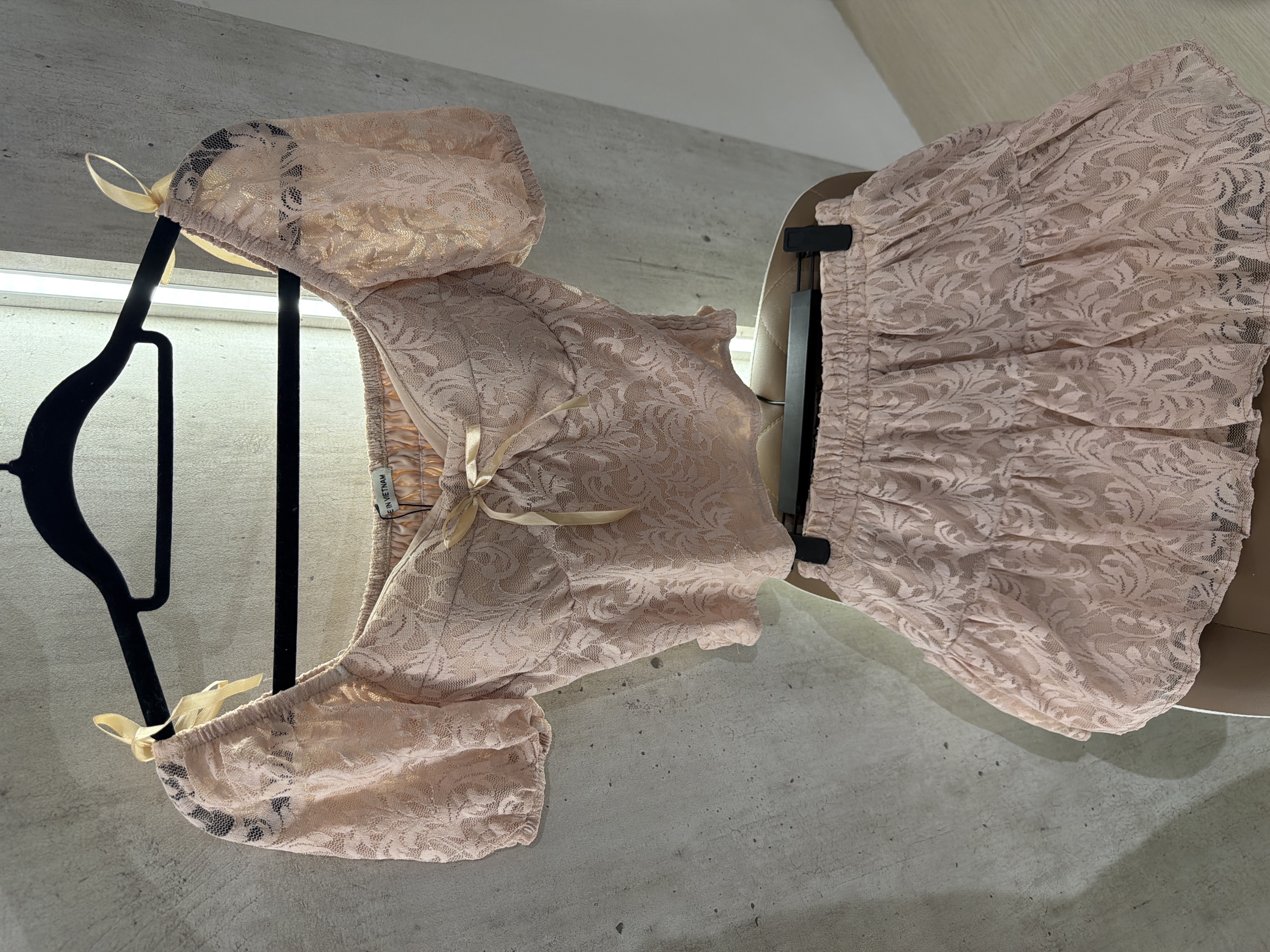 蕾絲上衣和短裙两件套