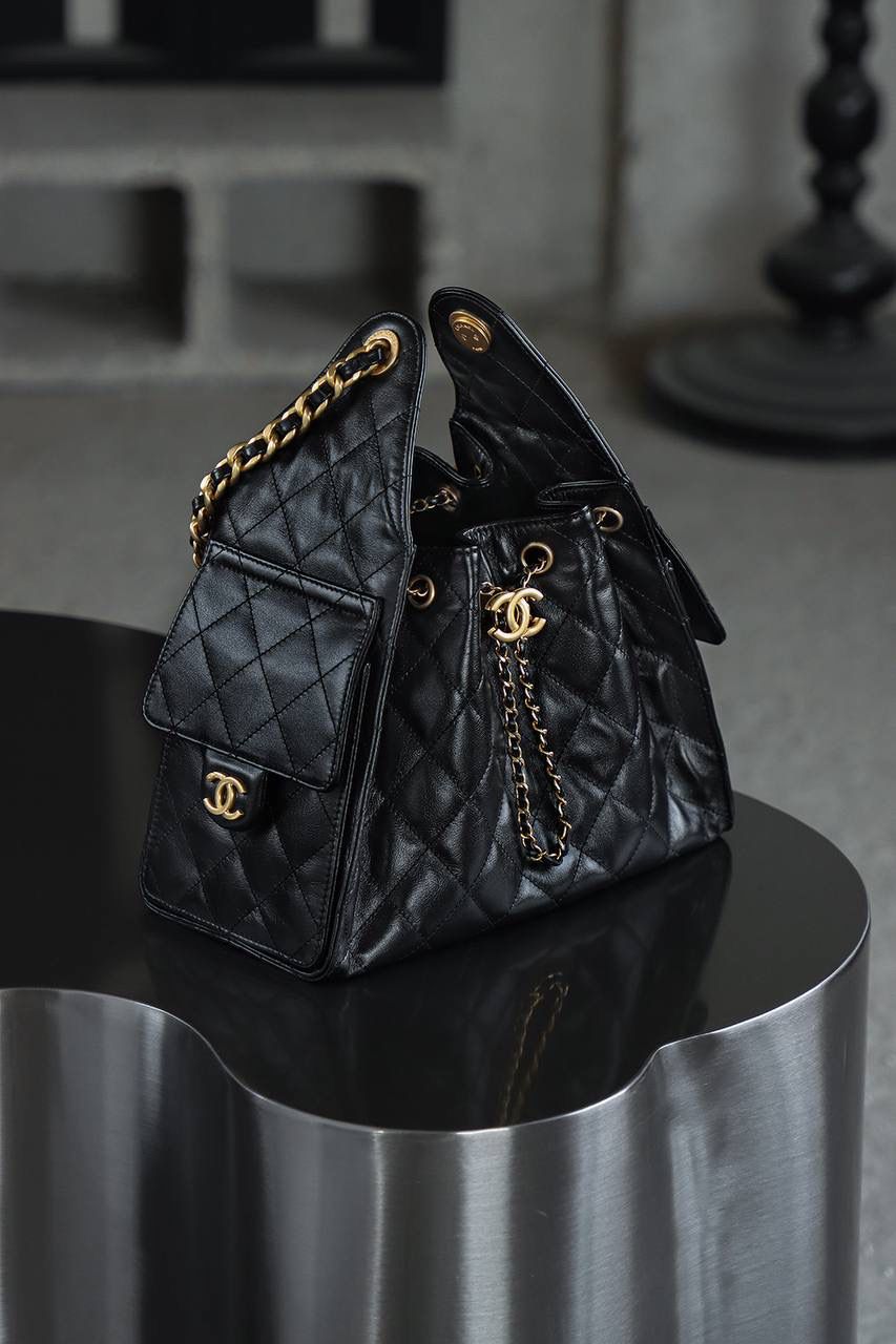 25BAG油蠟牛皮 小號鑒定版👜 一包一碼 支持全球鑒定查驗身份證原廠專G 蒙塔貝拉皮料過關清單資料可査詢 油臘牛皮更有慵懶鬆弛的調性！ 25BAG的設計源於對自由與不羈精神的鬆弛感，融入當下流行的嬉皮風格，賦予包包自由、不羈的氣質！一經問世，便稱為本季的包王！ 五金：厚镀24k复古金 皮料：蒙塔貝拉油蠟牛皮 尺寸：30*26*14cm