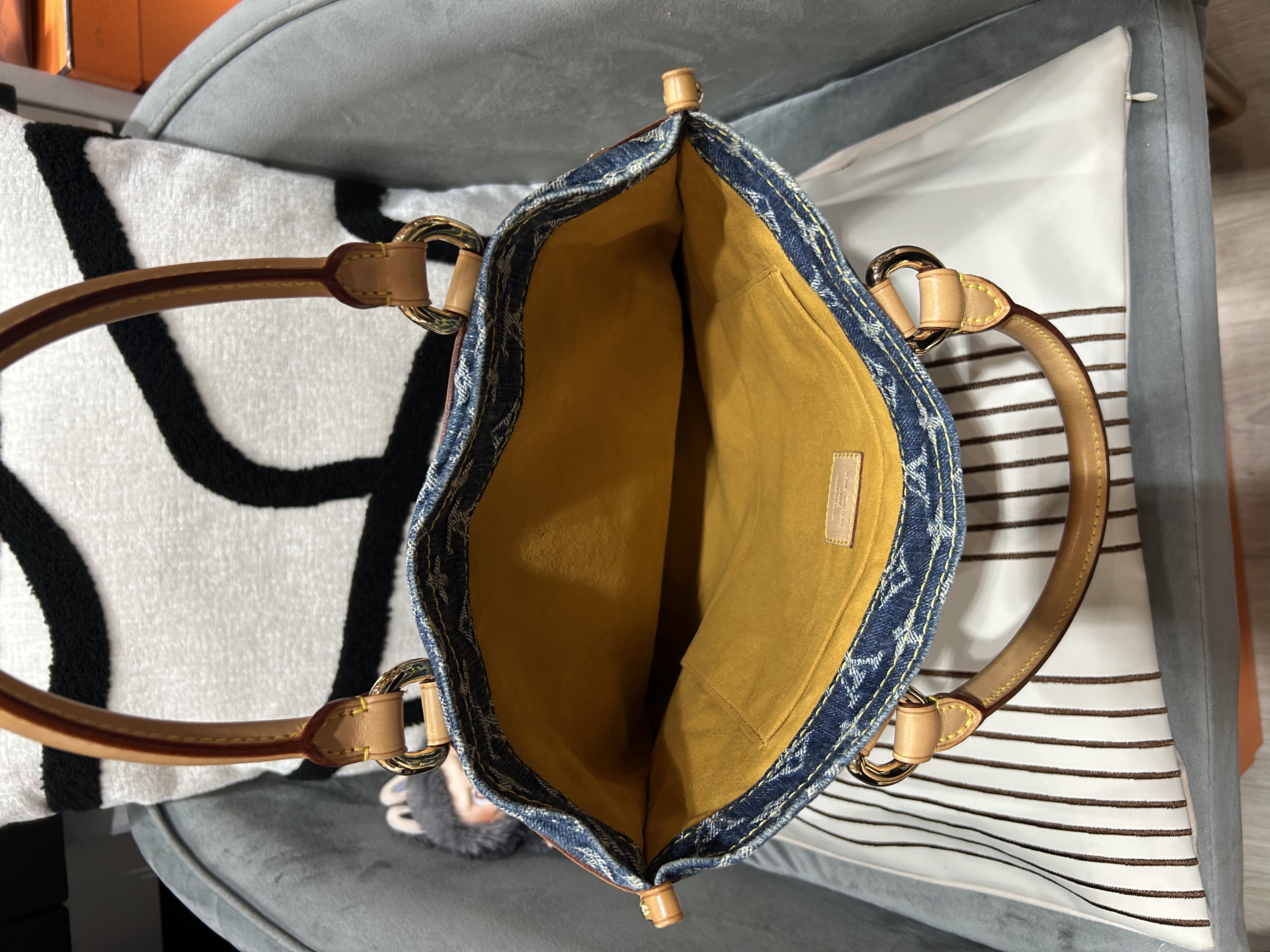 Lv Denim Monogram Flat Shopper 限量版牛仔 M95018 100%Authentic, 95%New ✅Dust bag