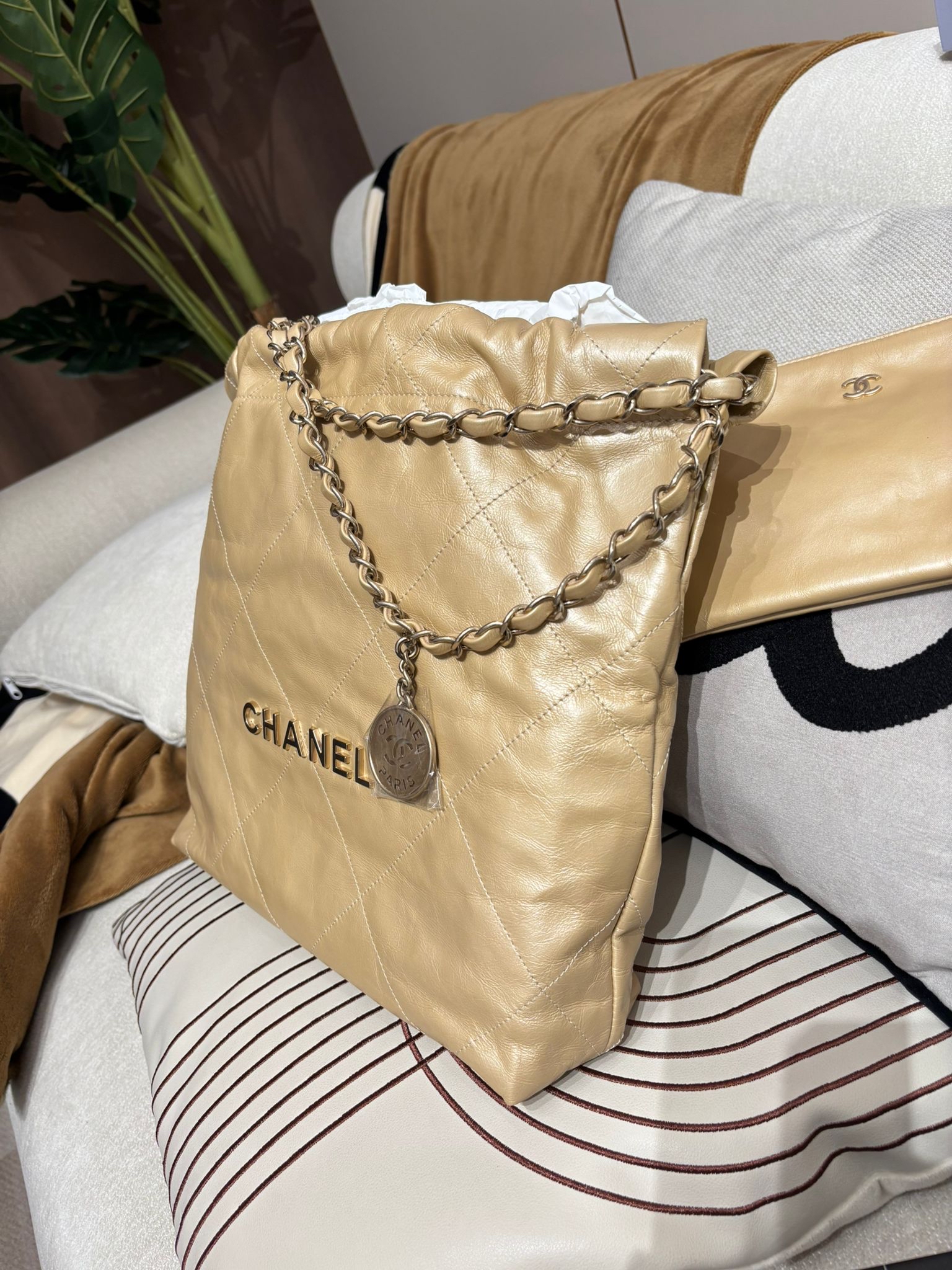 Chanel 22 small hobo Bag 100%Authentic ,98%new ✅專門店收據✅chip✅dust bag✅box