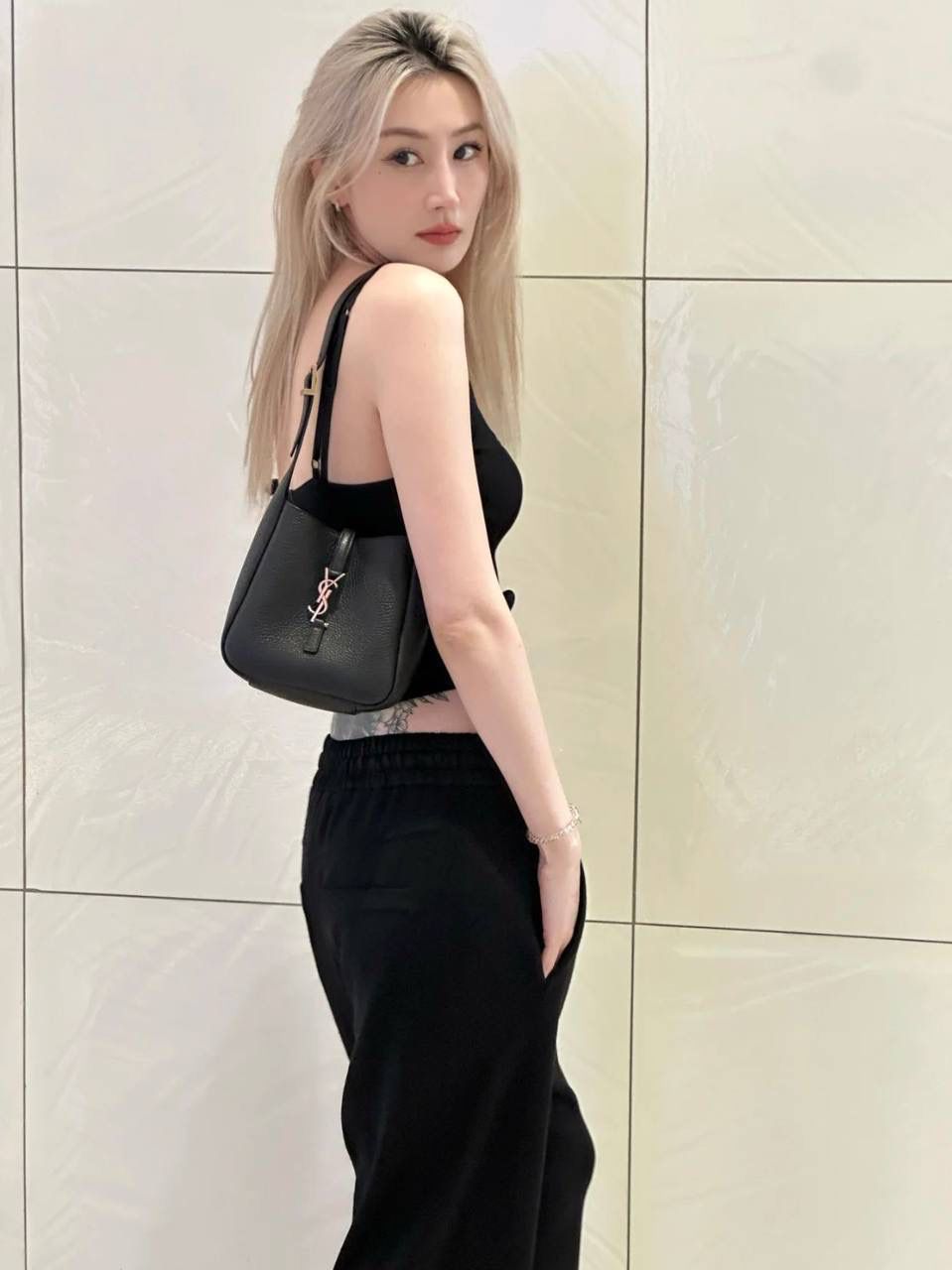 销量王🔥 ys1 hobo mini 🖤 谁敢信hobo出mini size了 可爱shu啦啊啊啊 换了明显有大纹路的鹿皮 和小号大号的皮质不一样，注意区分⚠️ 整个包柔软好打理，还抗造，贼实用 它斜挎不了，是一只腋下包 长肩带的腋下包背起来好舒服 砖柜6月21号发售，咱立马就安排起来😎 zp开发是基操，省钱小能手，等我们咯～～ 16×15×7cm