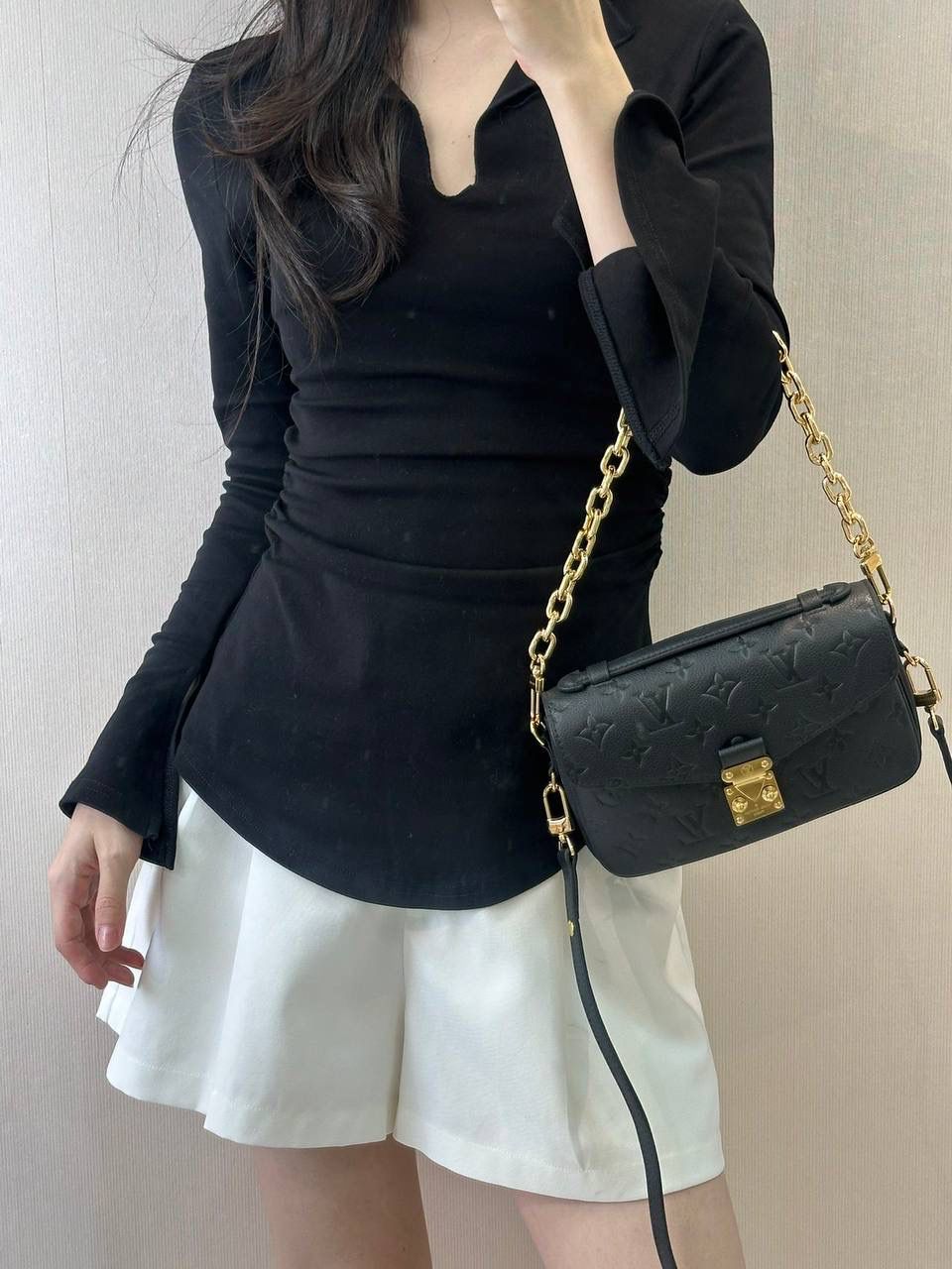 L*V 新款Metis East West系列全皮邮差包！👜✨ 这一届新款的黑马，终于理解它为什么难买了~迷你小巧的造型，经典复古风情浓浓！一见钟情的小王炸，包身保留经典的邮差包造型，通体压纹牛皮，增添更多的复古时髦感，百搭显气质的小邮差包，搭配大衣巨显得气质～神仙尺寸，神仙颜值，不仅精致时尚，可以通勤可以休闲！ 小邮差我真的会为它动容！ 尺寸：21.5/13.5/6cm M46596 黑色丝印 M46595 黑色压花