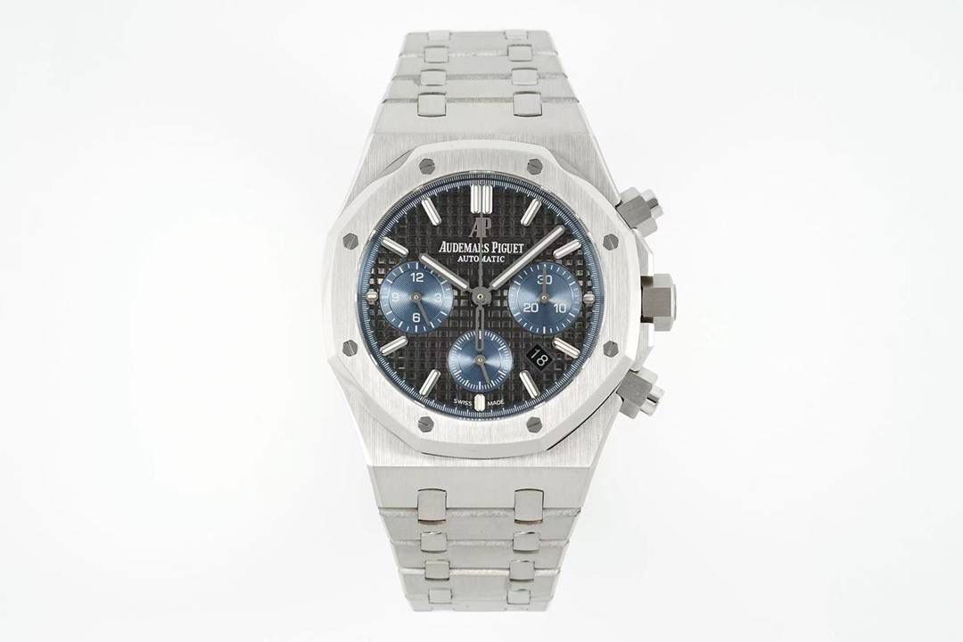 🚀新品来袭——爱彼26331OR皇家橡树多功能计时机械腕表41MM！💯 特点：表壳结构跟足原装正品，装配方式原装一致，使厚度比以往的更薄！ 旋入式表冠，按入式的计时按钮跟原装一致，才不会一眼假！(区别于市场计时和复位键都是旋钮后才可以按入) 1⃣️【机芯】7750改原装机芯 6字位小秒 功能与原装一致！ 2⃣️【表镜】镜面和正品一样采用的是蓝宝石玻璃镜面，和正品放在同一下角度对比，保持一样的通透明亮度，一致的防炫光效果！3⃣️【表壳】表壳精钢材质，采用原装数据开模，顶级打磨，不管是纹路还是质感都接近原装，通过拉丝和部分抛光打磨处理之后，忽明忽暗展现出精致而硬气的独特气质！ 4⃣️【头粒】最人性化的可松动头粒缓冲，确保更贴合手腕，佩戴更舒适。 5⃣️【表盘】还原正品表盘的细腻精致，立体工整的盘面“饼干纹理”和原装一模一样，经典的大网格凸显爱彼的特点，采用进口超强夜光！表盘细节做工秒杀市面其他！ 可搭配橡胶带和皮带，满足你更多需求！