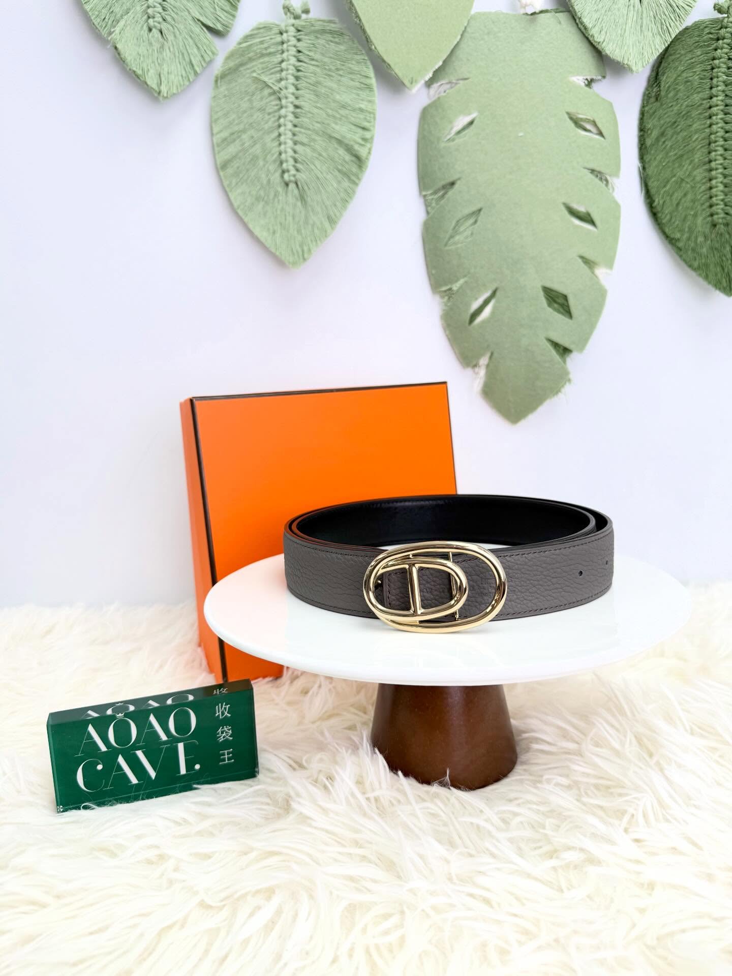 HERMES🤍PRE OWNED🧡全新 豬鼻子金扣 灰色皮帶  配件 - 塵袋、盒  💰價錢 - $7980  #AOAOCAVEHERMES🫶🏻 #收袋王  喜歡的話快點pm/whatsapp 我們💓 銷售熱線51111 321（whatsapp)  我們服務包括有：手袋飾物回收、手袋置換(一換一、一換多也可以） 、專業手袋鑑證、專業手袋護理  購買方法 🏢親臨門市 荃灣南豐中心15樓1521室（荃灣地鐵站a出口1分鐘到）敬請預約 ❤️只賣正品正貨，任驗💓🫰🏻 ❤️‍🔥本店為香港註冊公司絕對真貨，信心保證👍🏻 🫰🏻本店設有鑑證服務，有駐場鑑證師  ✨歡迎追蹤我哋各個平台緊貼最新優惠x貨品🔥😍 👇🏻👇🏻👇🏻👇🏻👇🏻👇🏻👇🏻👇🏻  ⭐️Instagram: aoaocave  🌈Facebook: aoaocave收袋王  🔥Carousell: acluxuryhk  👆🏻👆🏻👆🏻👆🏻👆🏻👆🏻👆🏻👆🏻  ___________________________  Disclaimer🫰🏻All trademarks and copyrights are reserved to the original brand holders. @AOAOCAVE sells only authentic goods and is not affiliated with any of the brands mentioned.  @AOAOCAVE 跟任何品牌無關，而且沒有持有任何品牌資版權，亦沒有與任何品牌合作。所有商標及版權歸屬於品牌坊所有，帖子只作分享用途。  #aoaocave #手袋回收 #名牌買賣