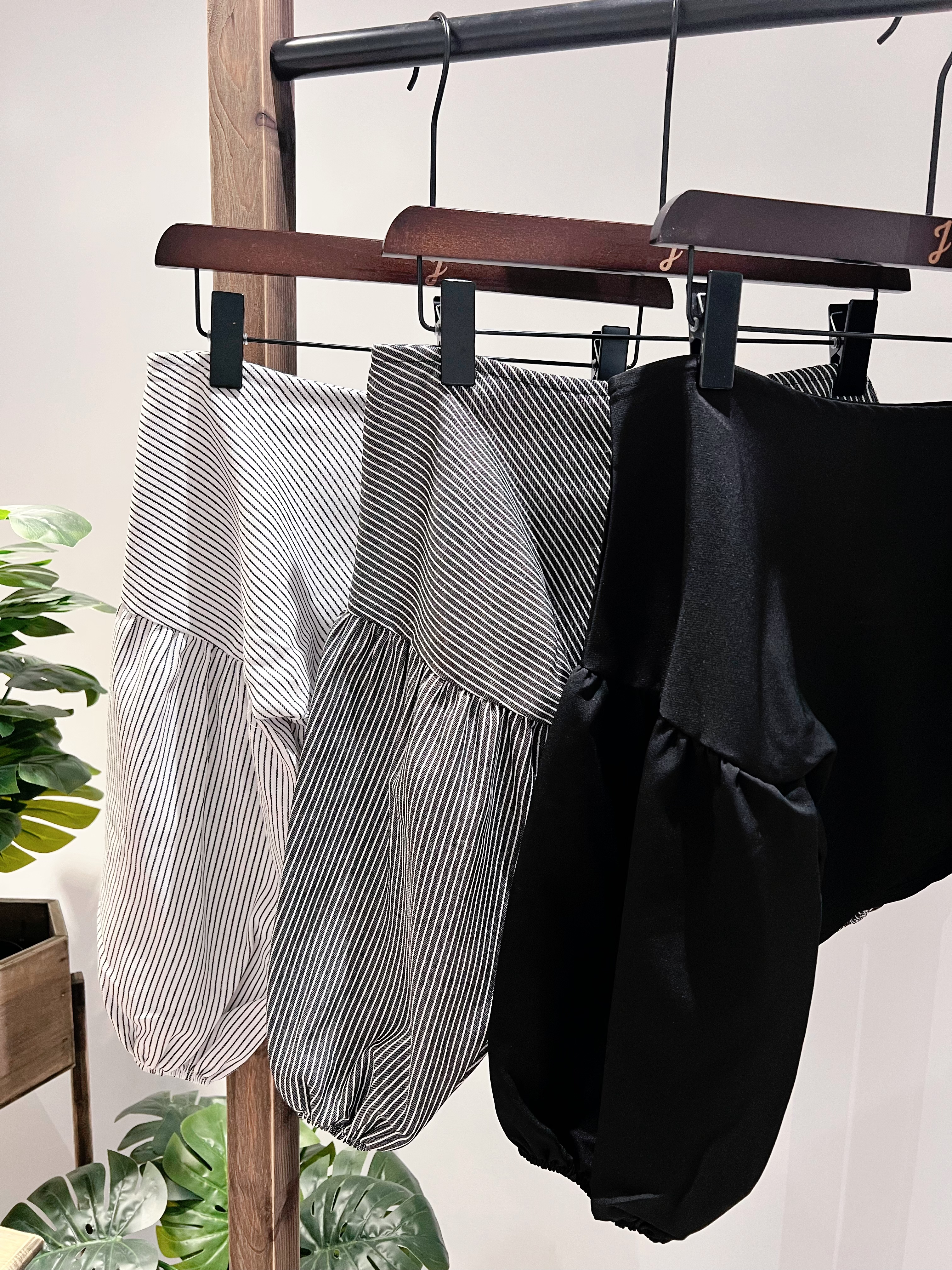 泡泡袖子斜肩條紋上衣(KR)[黑色]359937