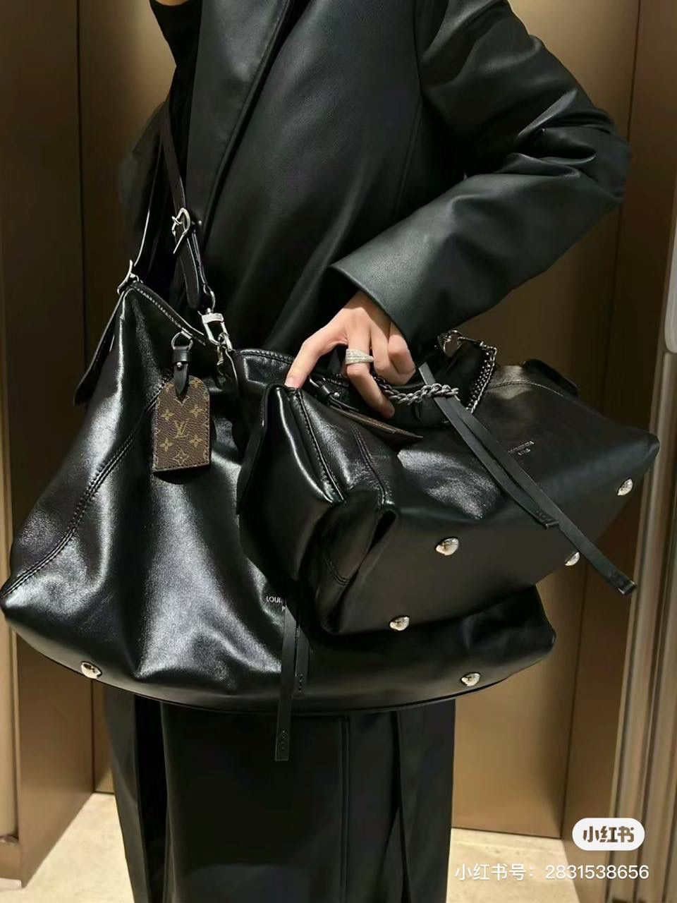 CARRYALL 黑色👜✨ 说到L*V carryall不知道大家第一个想到的是老花款，还是黑色羊皮款，反正我个人觉得最近黑色羊皮款是火的一塌糊涂，超级火，小羊皮的质感超级软糯，爱不释手，这款包的灵魂就是皮料，意大利小羊皮，你们上手自己感受～这款包包真的是太用心了，无论是外观还是实用性，都充满了品牌的精致工艺，全羊皮材质让整个包身散发出一种慵懒的松垮感😍 小号尺寸：33.5*23*15cm 大号尺寸：39*30*15cm