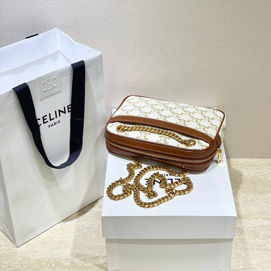 🔥大货实拍图 𝗖𝗘𝗟𝗜𝗡𝗘 ♥ 𝗣𝗔𝗧𝗔𝗣𝗔𝗡𝗦 𝗧𝗥𝗜𝗢𝗠𝗣𝗛𝗘 𝗖𝗔𝗡𝗩𝗔𝗦 Patapans 手袋来自 CELINE 2021春夏系列，以法国圣诞颂歌“Pat-a-pan”命名。规整的矩形包身由 Triomphe 老花帆布制成，马鞍棕色小牛皮点缀细节。双链条肩带从包身穿孔而过，洋溢复古学院派气息。 型号：196252 尺寸：20.5*15*4.5cm