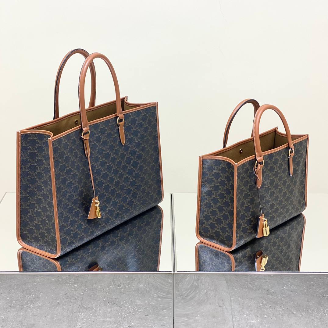 🔥大货实拍图 𝗖𝗘𝗟𝗜𝗡𝗘 ♥ 𝗖𝗔𝗕𝗔𝗦 𝗧𝗢𝗧𝗘大号 型号：197912 大号尺寸：43*30*10cm 小号尺寸：35*22*7cm 𝘾𝙀𝙇𝙄𝙉𝙀 𝟐𝟎𝟐𝟐秋冬新款～老花帆布cabas真的是大号包中的战斗机！耐刮擦，轻便，容量大，装电脑不在话下！更加感人的是袋口有暗扣，安全感满满，日常出门使用都很合适，职场女性和宝妈就更加不能错过啦！