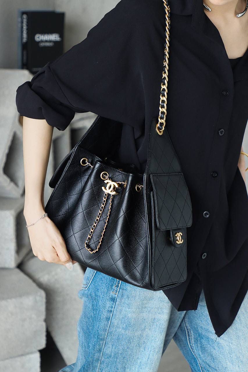 25BAG 嬉皮hobo小號鑒定版👜 一包一碼 支持全球鑒定查驗身份證原廠專G impala三只羊皮料過關清單資料可査詢 25C嬉皮包25bag，一經問世，便稱為本季的包王！ 25BAG的設計源於對自由與不羈精神的鬆弛感，融入當下流行的嬉皮風格，賦予包包自由、不羈的氣質！ 25bag熱度居高不下，成功躋身本季包王的寶座！ 五金：厚镀24k复古金 皮料：impala三只羊小球牛皮 尺寸：30*26*14cm