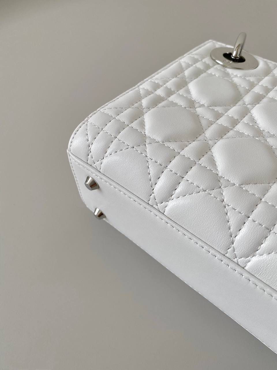 白银🎀𝗗𝗜𝗢𝗥 𝗟𝗮𝗱𝘆羊皮三格银扣🌟 女生必须要拥有的一只经典款 一年四季爆卖，老客每天都在补单 细腻柔软质感不是国内皮可以比的 进口原厂羊皮➕全钢五金，终极版 （标配两条肩带） size：17cm