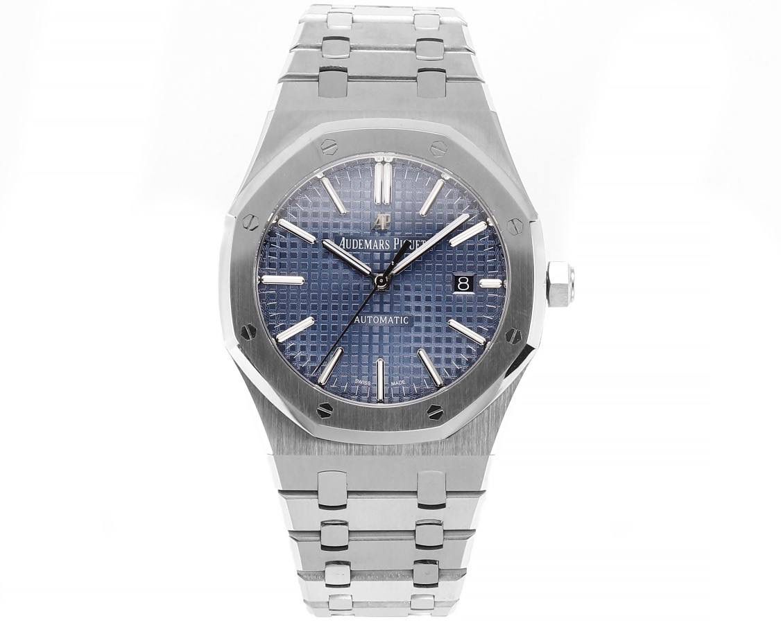 APS一体3120 最强"钢王"壳套特点 1、与原版一致:直径41毫米和厚度 9.8毫米 2、APS版的15400是市面上唯一能与原版各部件互换通用的版本，表壳所有结构位置和装配方式与原版一致 3、表壳表带细腻的拉丝且不会锋利的工艺更突显出APS一直对细节的一丝不苟 4、表带头粒连接表头处与正品一致的活动头粒设计 5、表扣的开关质感与各部位的雕刻工艺均与正品一致 6、APS版的15400兰色字面做工与颜色和正品放在一起几乎毫无色差 7、机芯方面完美复制原装3120机芯，真正的无卡度一体机芯，不再是9015加甲板