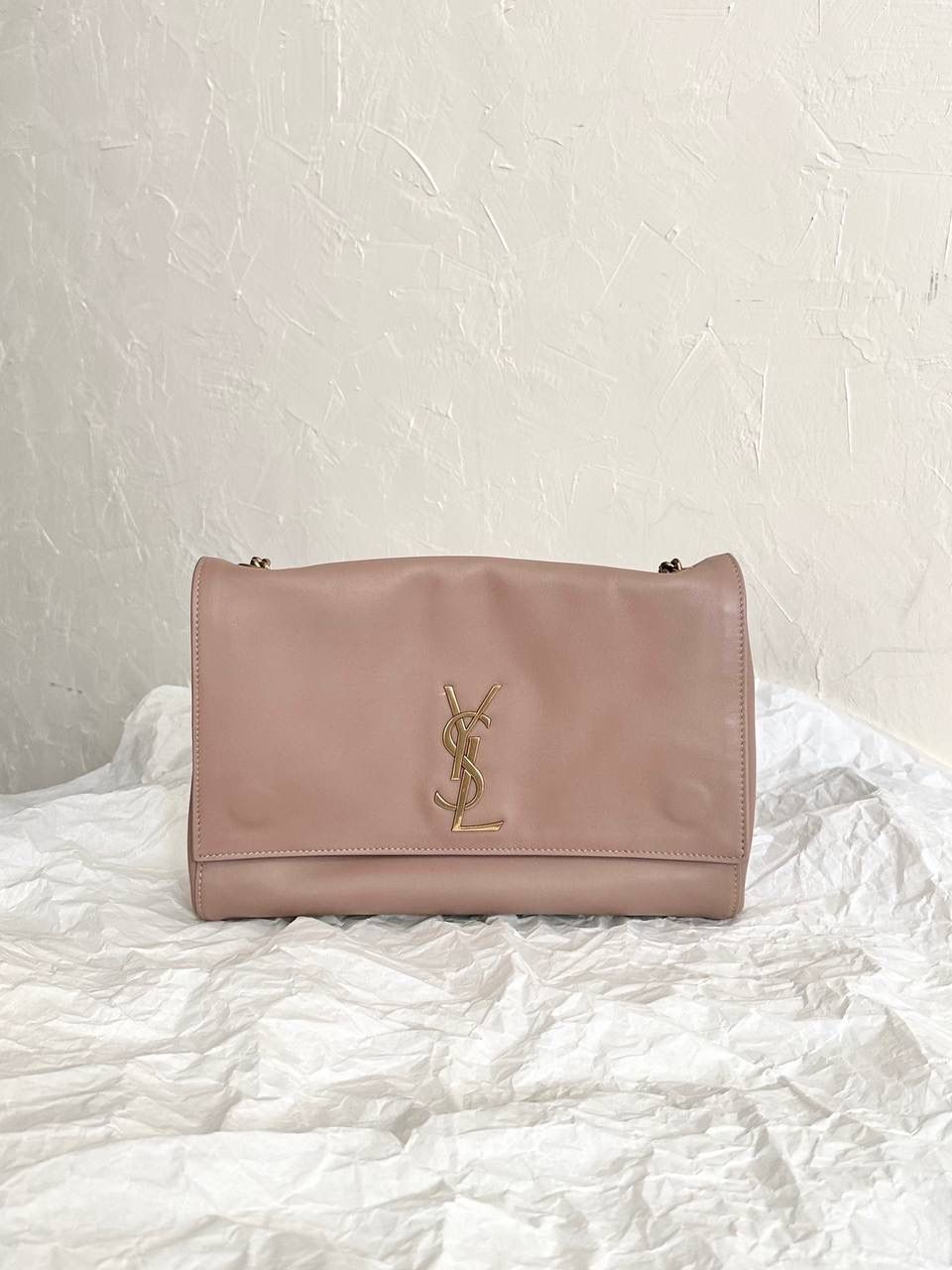 ys1 kate双面平纹粉/麂皮粉 中号👶🏻 我个人很喜欢的一只ys1 一只包有两种风格(双面能用) 春夏用牛皮面，秋冬用麂皮面 有没有和我一样不喜欢定型包的姐妹 就喜欢这只双面kate软piapia的随性感☺️ 容量贼大，自重还轻，爱了爱了～ 28.5×20×6cm553804m