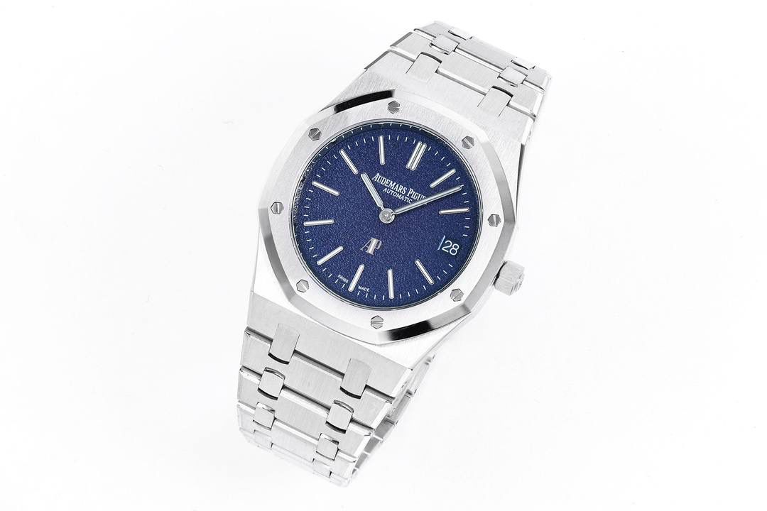 🚀AP皇家橡树系列39MM的16202 “JUMBO”超薄腕表 全新蓝色粒纹表盘。💯 【新式粒纹表盘】一比一还原正品重新设计的表盘纹理，以细致璀璨的粒纹装饰，衬映出如夜空般深邃的光影效果。借助物理气相沉积（PVD）技术，再于蓝色颜料上覆上一层半透明镀膜，彰显出表盘的立体效果和耀眼光泽。1:1还原出布拉苏丝的明净夜空。 【新一代机芯】ZF全新的超薄Calibre7121机芯，厚度3.2MM，采用手工打磨饰面，频率为4赫兹（每小时振动28800次），拥有48小时以上的动力储存。日期盘的独特之处在于具备新式快速调校功能的扁平式节能机制。 【整体】16202BC配有精钢表壳和链带，更加凸显出全新蓝色粒纹表盘的对比美感，表盘上还装配着带有夜光涂层的时标和指针，在黑暗中也清晰读时。日历窗采用午夜蓝背景色与表盘配色巧妙契合。表壳采用爱彼标志性的抛光倒角和锻面打磨交替的润饰工直，并搭配折叠式表扣。