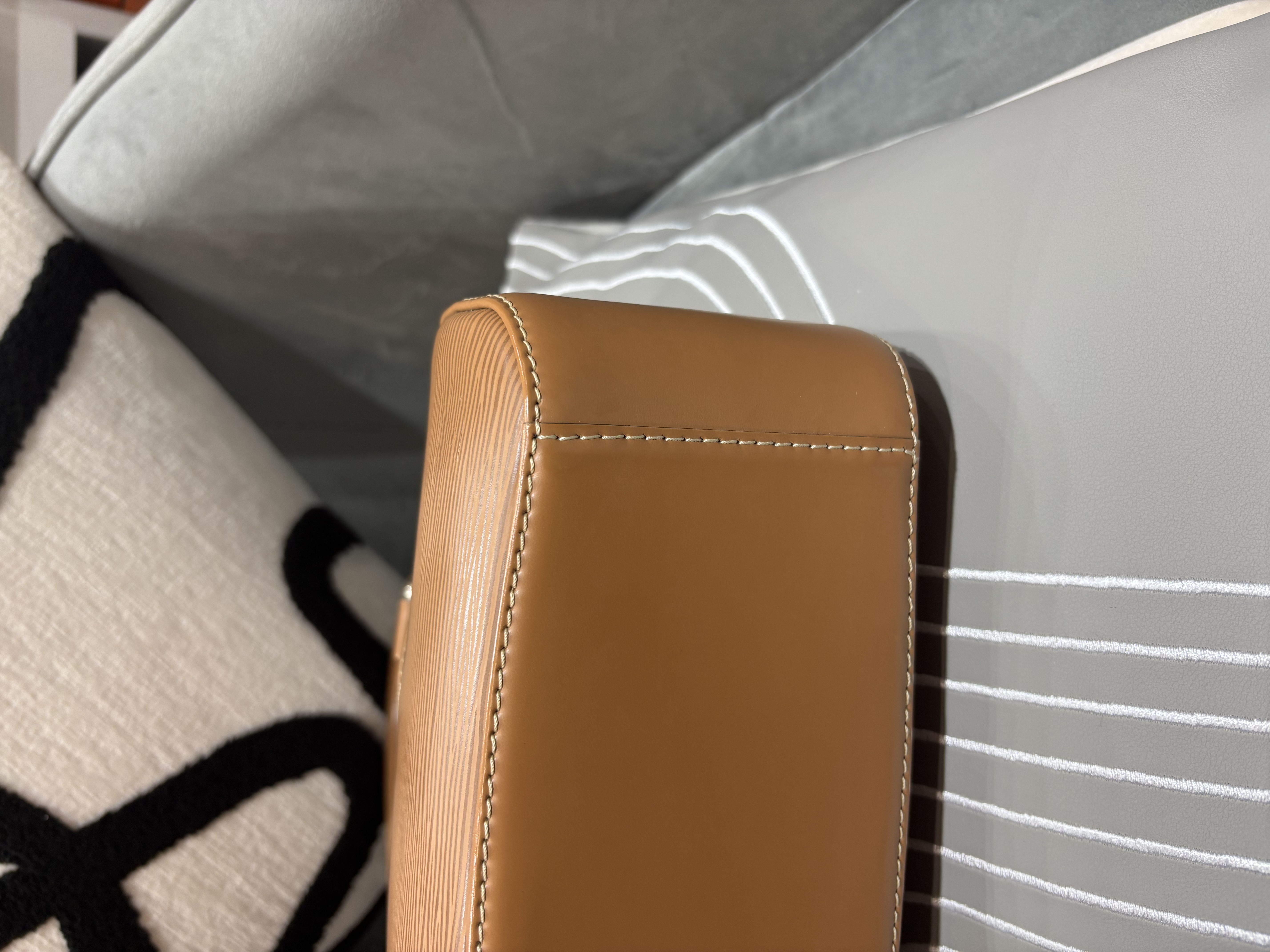 Lv Jasmine handbag epi leather 100%Authentic, 95%new