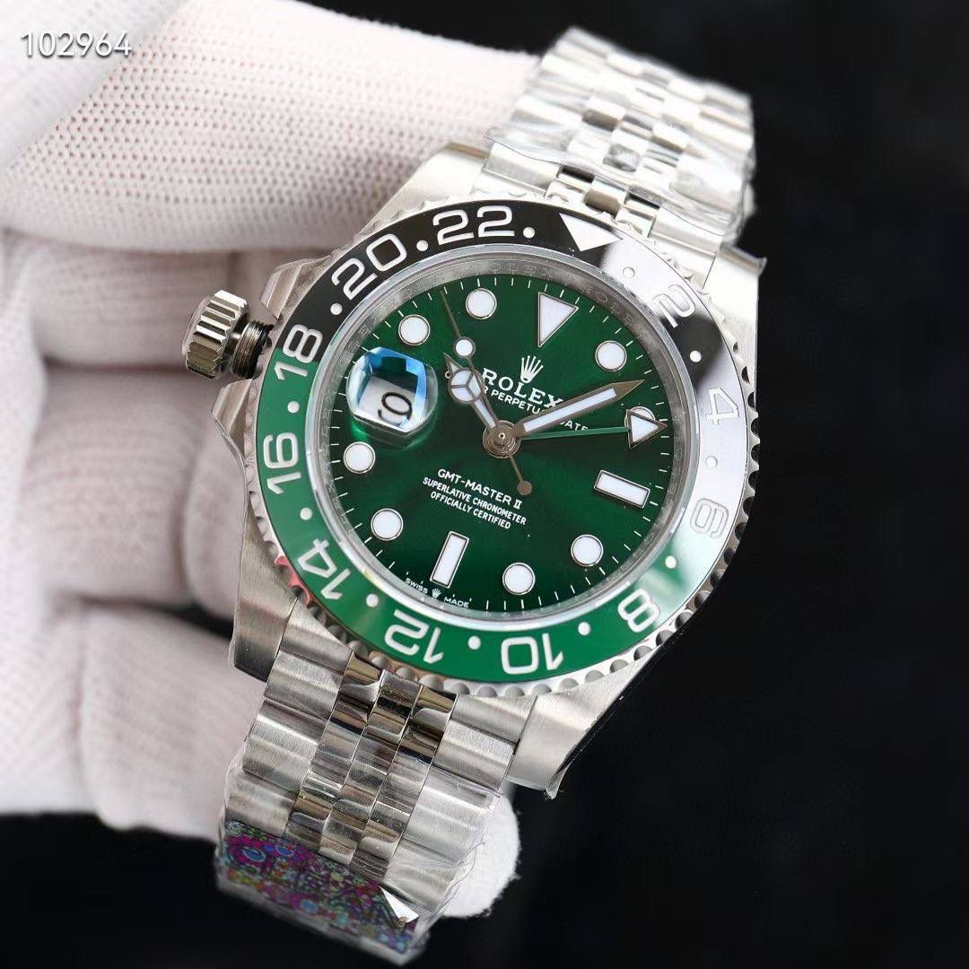 【官网最新 同步更新】 【新品上架 势不可挡】 ROLEX 🎮EA1 顶级好货最新款 新品雪碧 左撇子 GMT Ｖ4 升级版黑绿陶瓷圈电镀白金 +上精致字面表盘电镀白金还原原装品质 显得更加靓丽 震撼上市 钢材采用正宗的进口904L原材料锻造打磨等工序而成，坚持不以普通钢材鱼目混珠的承诺，同步原装搭载3186/2836机-全自动机械机芯，走时精准稳定，专业测试检查，零返修！体现在于如下：1：和原版一样的GMT双时区表针在底部时针上面的第二层，🎮 由下到上的顺序为：时针-双时区针-分钟-秒钟。2：和原版同样通过调试时针快跳调整日历的功能。 3:直径：40mm专用防刮花蓝宝石镜面，“表盘夜光丁采用白金电镀，”更加靓丽高质感，超强夜光效果显示，几乎原装一致，真正王炸 突破技术壁垒 同步原装把头皇冠垂直向上，防水性能超好！🎮
