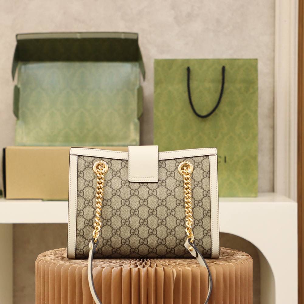 🔺𝐏𝐚𝐝𝐥𝐨𝐜𝐤系列小号 原厂皮#498156#🔻 ☑️尺寸小号：26*18*10𝐜𝐦 中号：35*23.5*14cm 𝙋𝙖𝙙𝙡𝙤𝙘𝙠系列是𝙂𝙂家族里的王牌产品 非常王炸的一个系列🌟 被众多博主已经明星不断的种草推荐 配有钥匙扣金属和购物袋🛍️的造型设计， 搭配经典的味道，呈现出一种高级的美， 小号尺寸更加适合喜欢日常通勤风以及休闲风的人， 通勤和休闲皆可，百搭显气质！