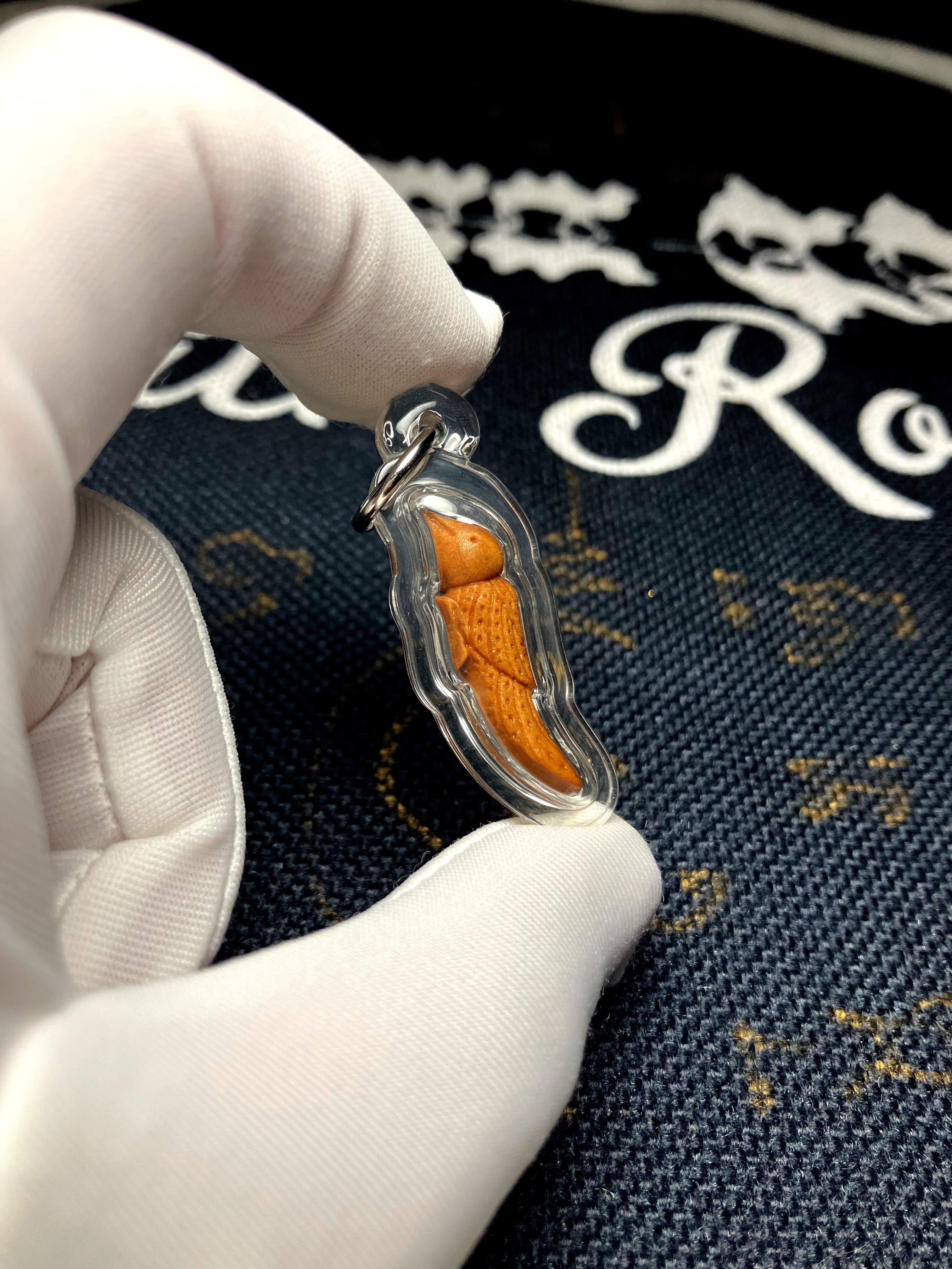 龍婆披贊  百年嫁龍神木 x 古法金舌人緣鳥🪵🕊️  附全高清防水殼｜師父親手寫符｜專屬經文及佩戴方法✨