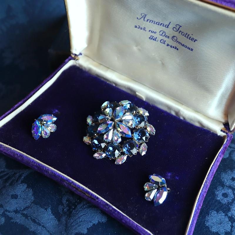 C.a 1950-60s American Gem Blue & Blue Aurora Borealis Rhinestone Floral Cluster Brooch and Clip Earrings Set (MT1595)