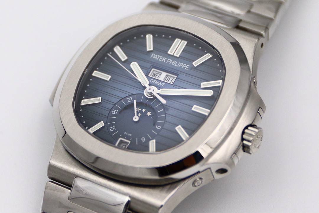 🔥新一代V3百 达 翡 丽🔥Nautilus年历腕表5726系列顶级版本 1⃣️全新一代V3表盘渐变深蓝色更加接近原装，正面可看出中间向四周扩散为蓝色渐变黑色，六点钟位置二十四小时盘同步原装CD纹，（现市面变盘均为蓝色未渐变且没有CD纹的错误版本）最新解毒版本 2⃣️新一代V3表壳，市面因壳身还原本就是一道道考验，各个环节工艺繁杂，现市面版本侧边三字位和九字位的搭配，还有四个功能按钮，基本摸起来都是高低不行且刮手的现象，GR全新一代V3表壳，经过几个月的研究和探讨，真正的意义上的做到了圆润的效果，侧边三字位和九字位搭配不管从什么角度，摸起来均不刮手不高低，同时四个功能按键位置也做出了调整，正品按键是为居中，市面普遍都是偏上且刮手，V3版本真正做到了一比一还原，不刮手且同正品一致居中。完爆市面所有版本 3⃣️V3表链依旧独霸市面，独家巨资开发表链，做到了柔软与贴手并存，每一节钢链中间都为正品一致工艺3D钻石菱形且立体感十足，不管多大多小的手腕均可佩戴，佩戴也极其舒适贴手，侧面与底部的打磨都与壳身一样的细腻。V3全新定义百达翡丽Nautilus终极版本（现市面均为廉价表带，没有正品的钻石菱形，也没有柔软与贴手，佩戴质感偏硬不舒适。还会有Nautilus的味道吗？）