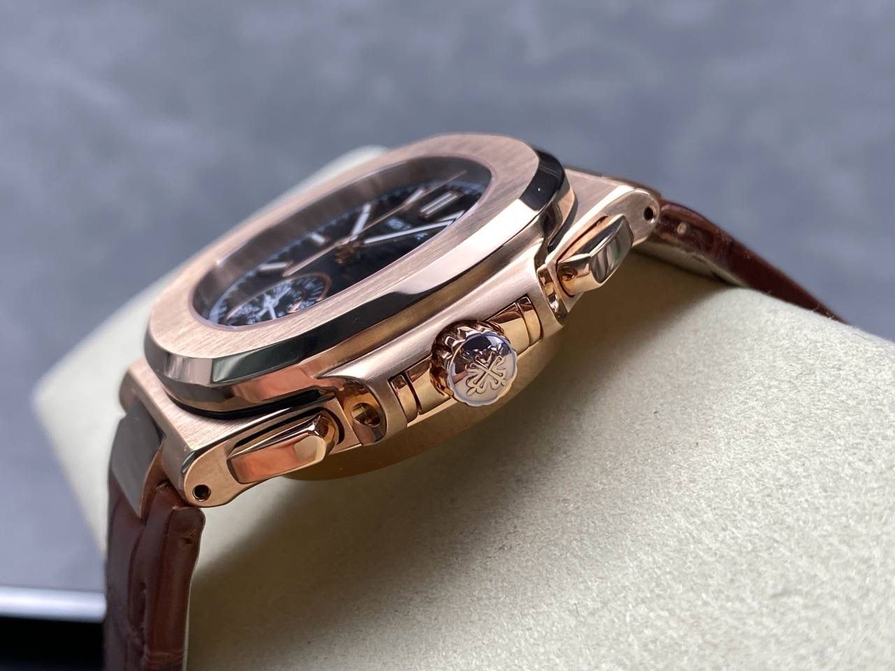 V2版真功能🌐真小秒！3K工厂 百达翡丽鹦鹉螺5980/1A-014多功能计时腕表V2版本，真小秒、真功能！【表壳】腕表尺寸40.5毫米，同正品一致的枕型表壳采用正面拉丝，侧面抛光的两种工艺组合，层次感分明，质感十足。尽显精湛工艺。【表带】采用原装表带一比一量身打造，每节表带的中央抛光部位，都能呈现钻石的形状，尽显高级质感。【机芯】3K厂采用定制版PP.CH28-520机芯，完美还原正品，时分秒，日期，和计时大秒功能。3K匠心之作，欢迎各位表友品鉴🌐