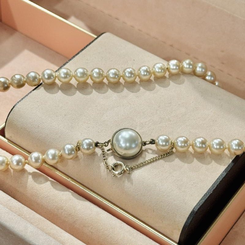c.a. 1950s Elegant Hand-Knot Glass Pearl Short Necklace with Safety Chain (C053)